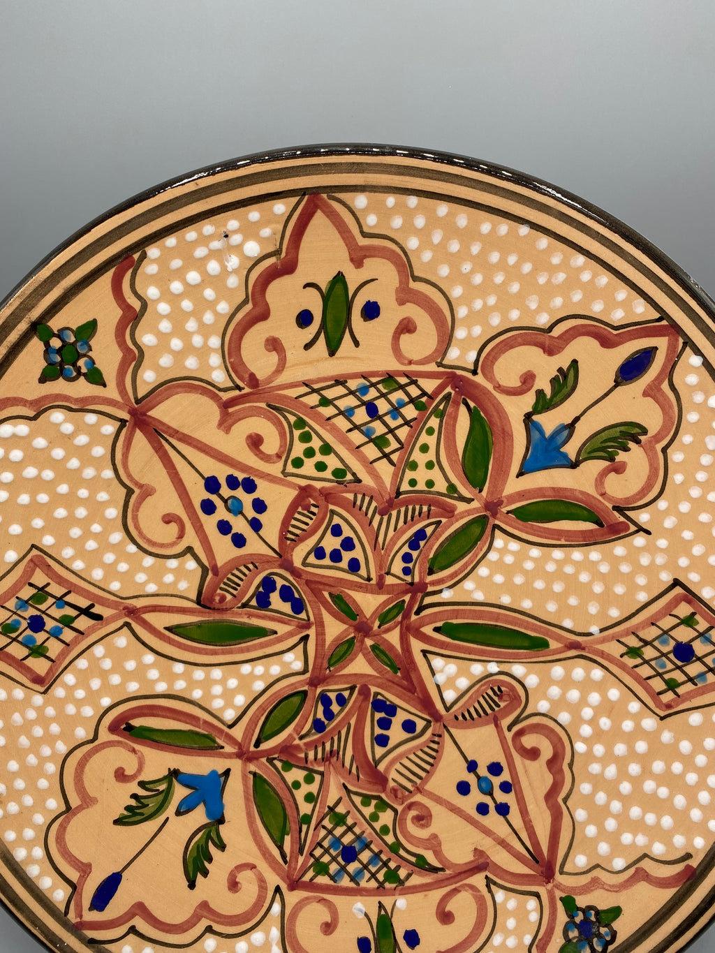 Grand plat Kerkennah, détail décor floral vert et bleu cobalt