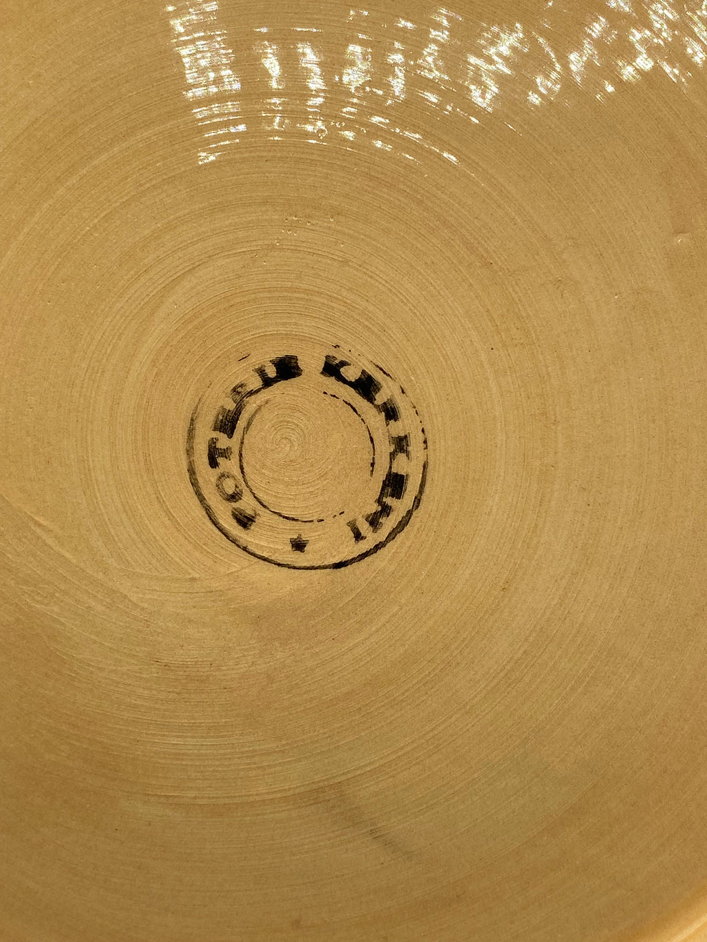 Grand plat Kerkennah, revers avec cachet circulaire Poterie Kerkennah