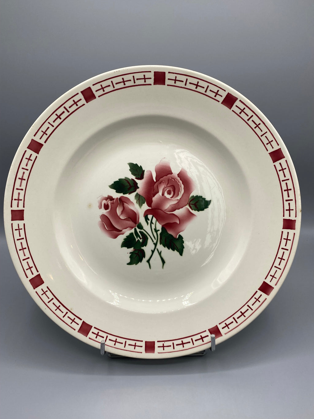 Assiette creuse Sarreguemines décor Saverne, vue de face bouquet roses et frise bordeaux
