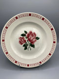 Assiette creuse Sarreguemines décor Saverne, vue de face bouquet roses et frise bordeaux
