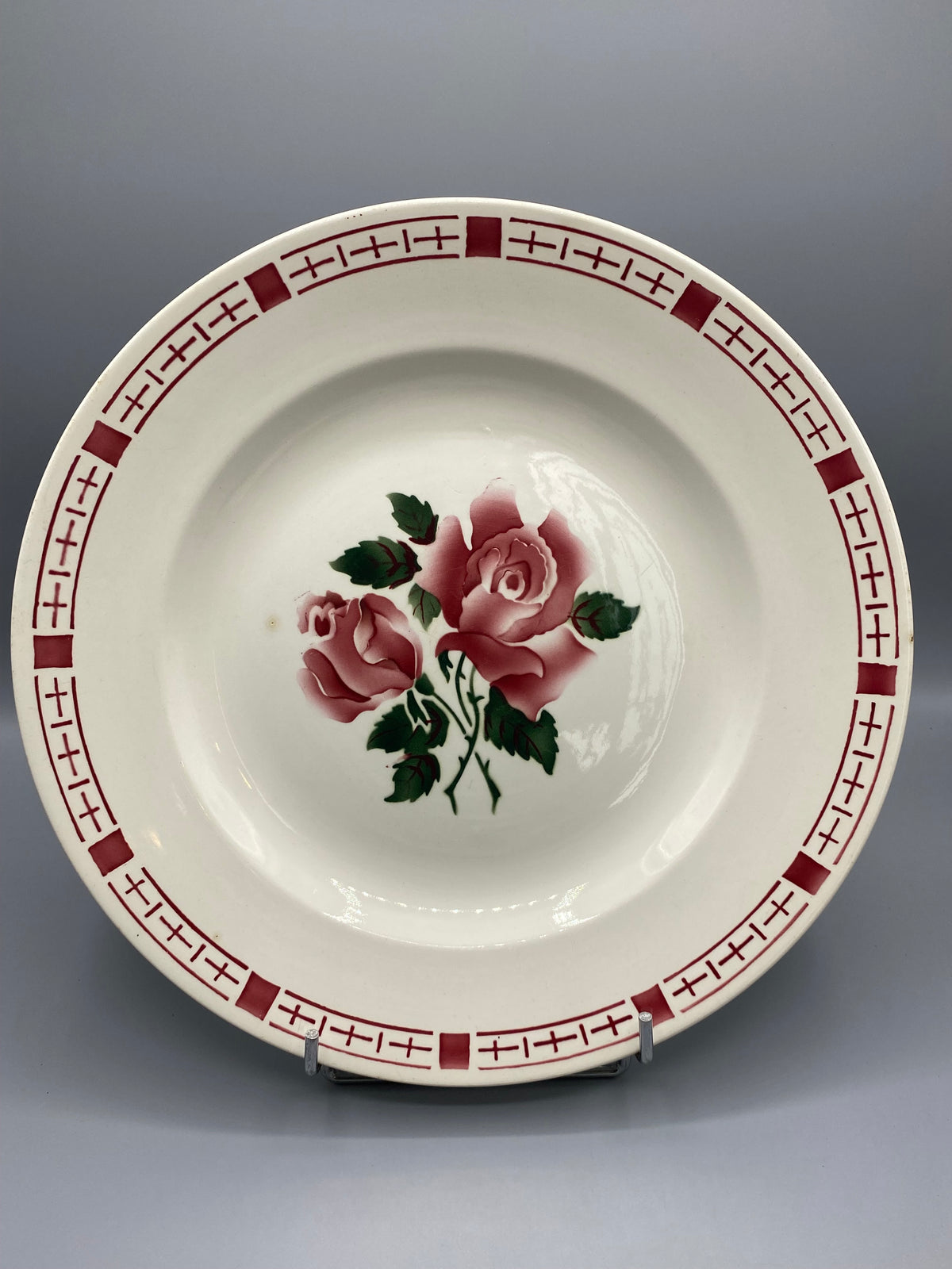 Assiette creuse Sarreguemines décor Saverne, vue de face bouquet roses et frise bordeaux