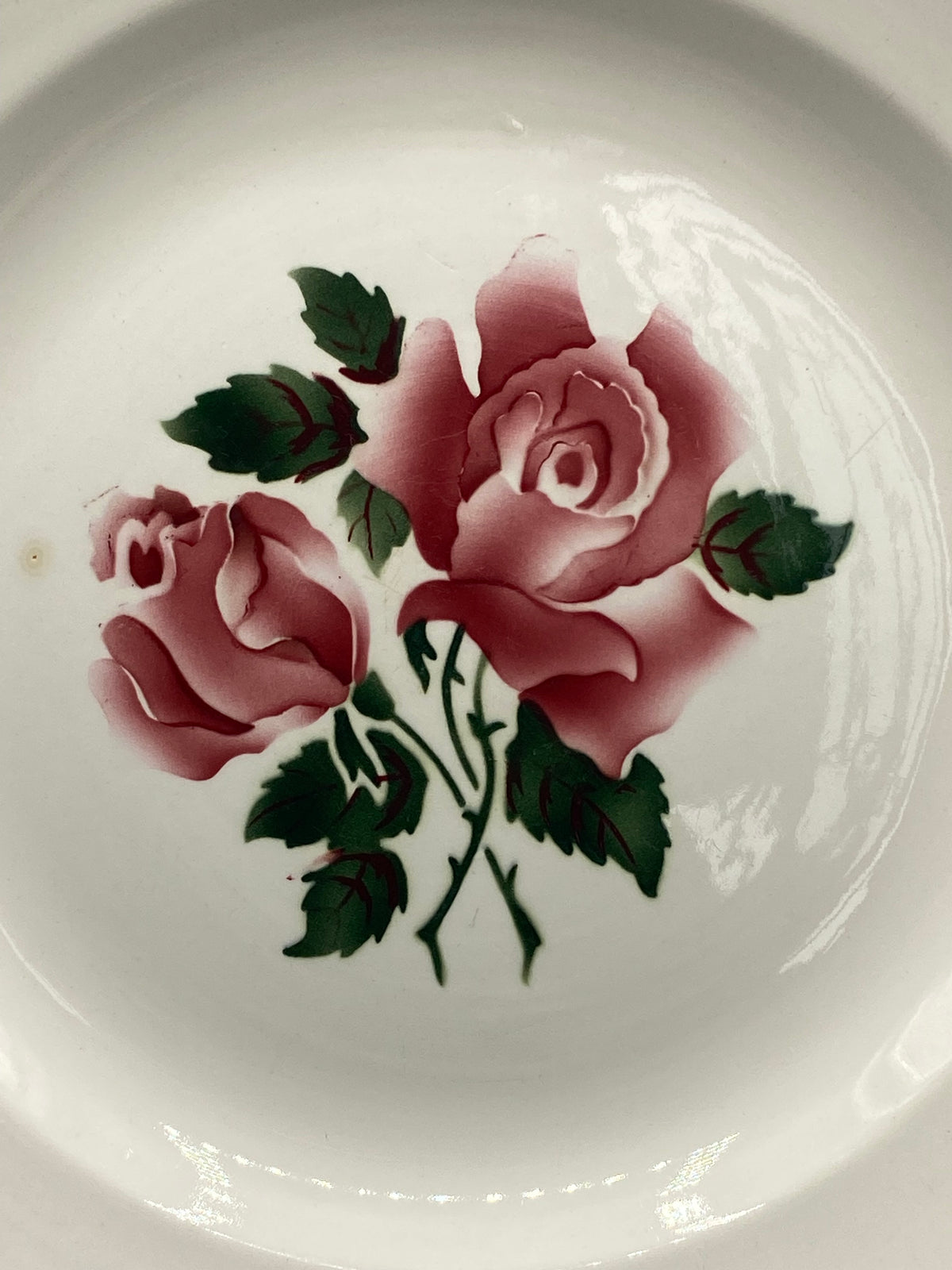 Assiette creuse Sarreguemines Saverne, détail bouquet roses vieux rose pétales ombrés