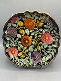 Grand plat céramique Monaco, vue de face décor floral polychrome fond noir