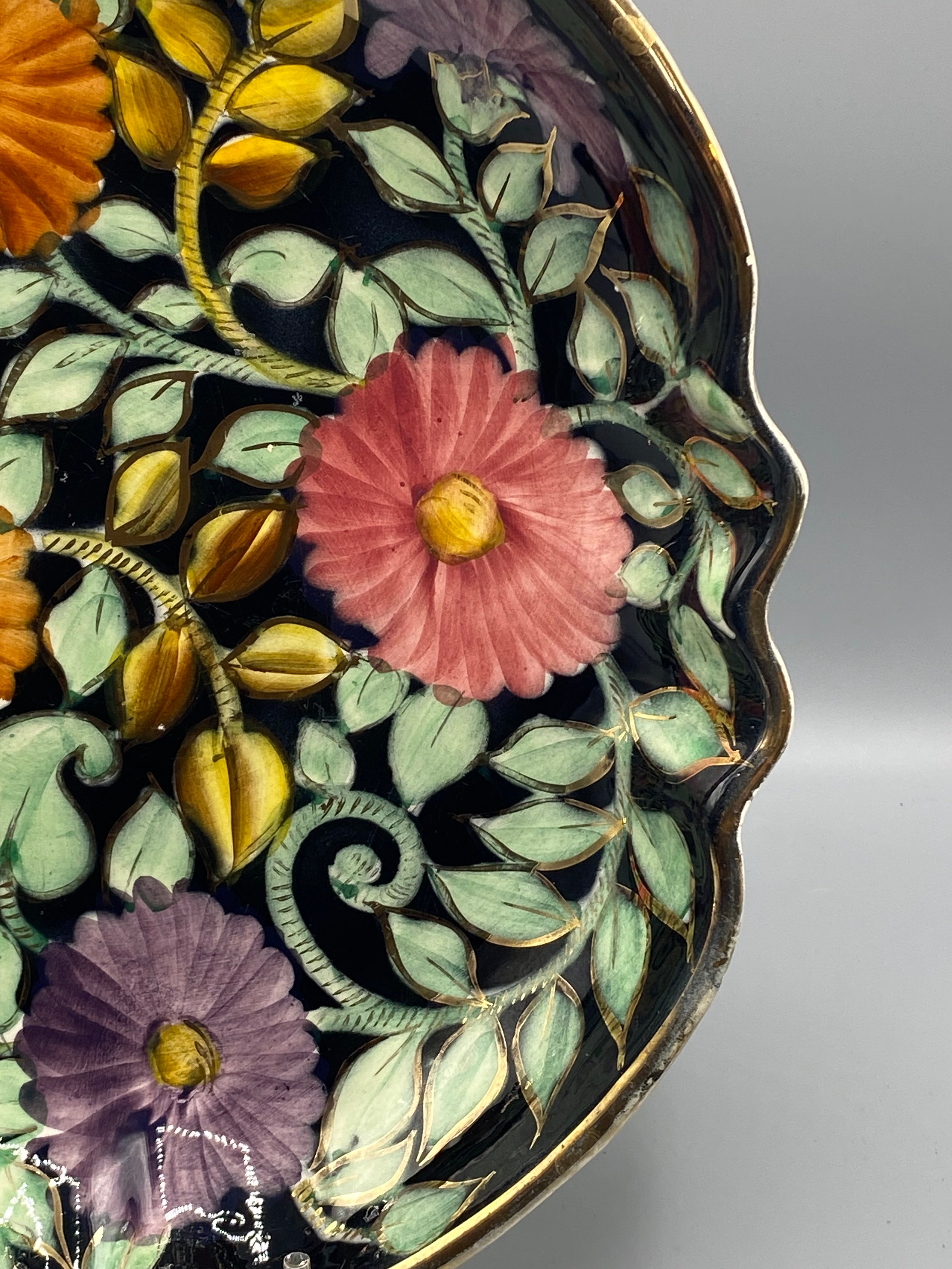 Grand plat céramique Monaco, détail fleur rose pétales en relief et feuillages