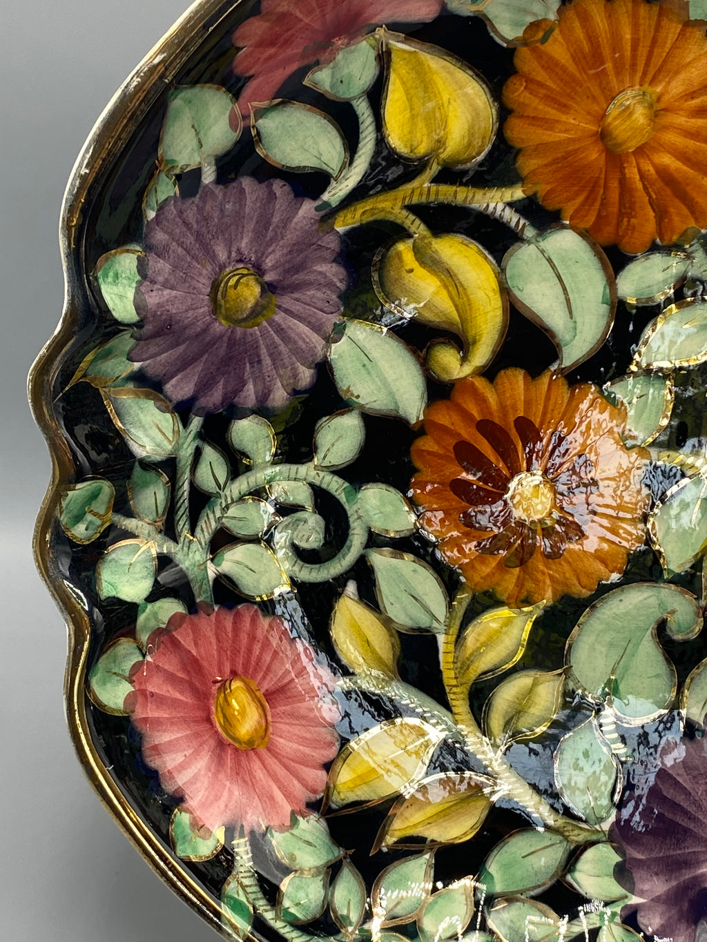 Grand plat céramique Monaco, détail fleurs mauves et oranges rehauts dorés