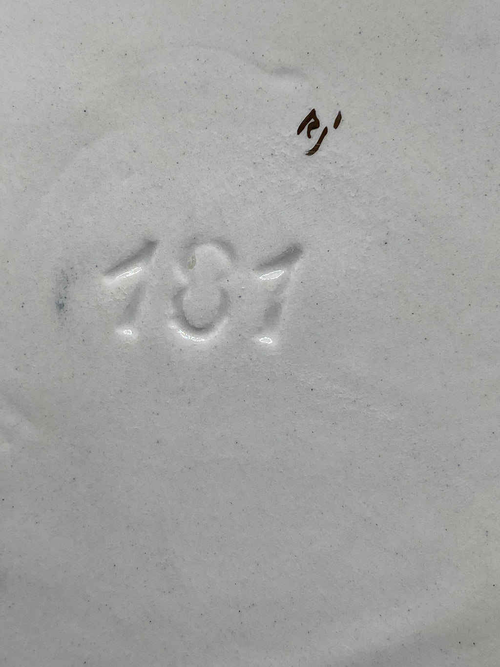 Grand plat céramique Monaco, revers numéro 131 en creux et signe manuscrit