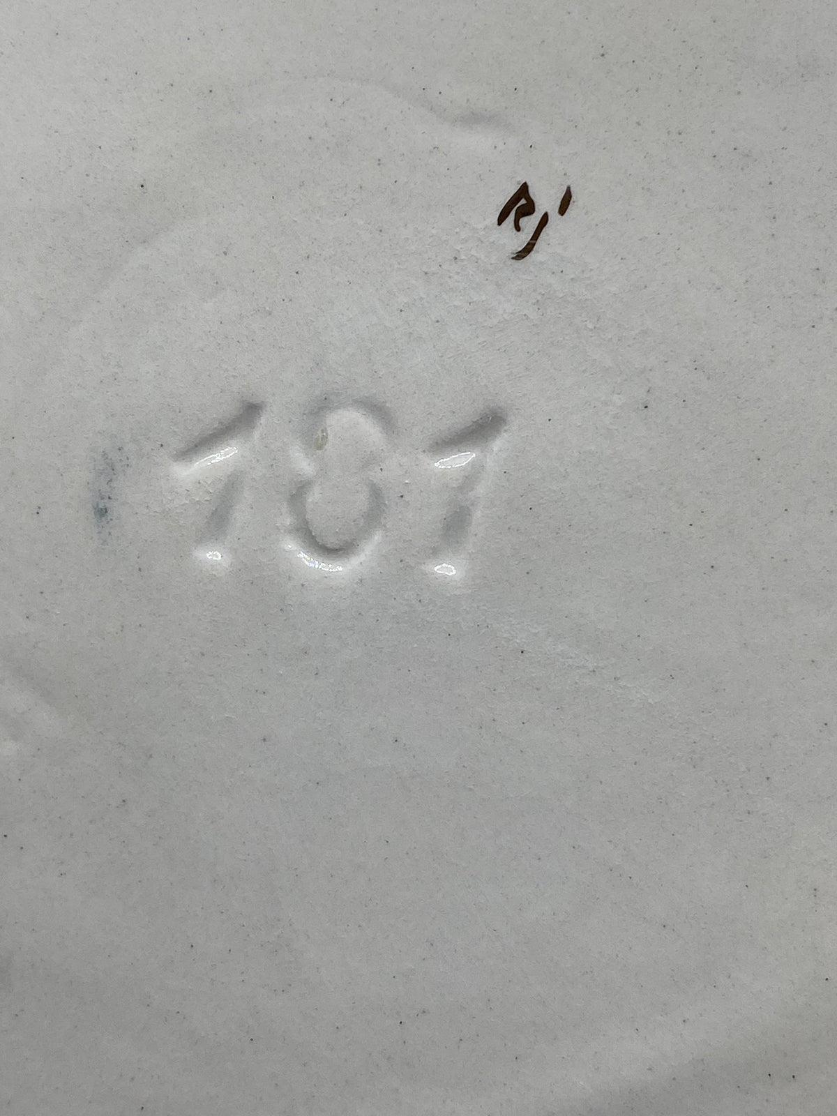 Grand plat céramique Monaco, revers numéro 131 en creux et signe manuscrit