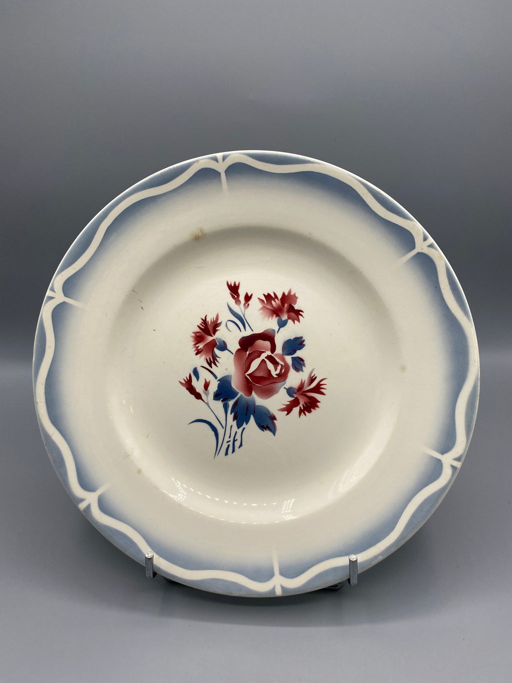 Assiette plate faïence Moulin des Loups décor Mia Rosa, vue de face bouquet rose et œillets