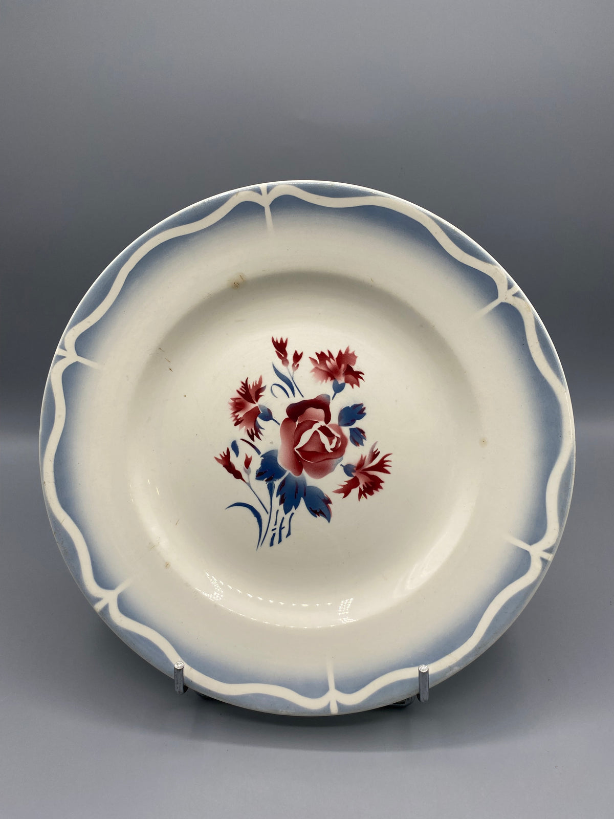 Assiette plate faïence Moulin des Loups décor Mia Rosa, vue de face bouquet rose et œillets
