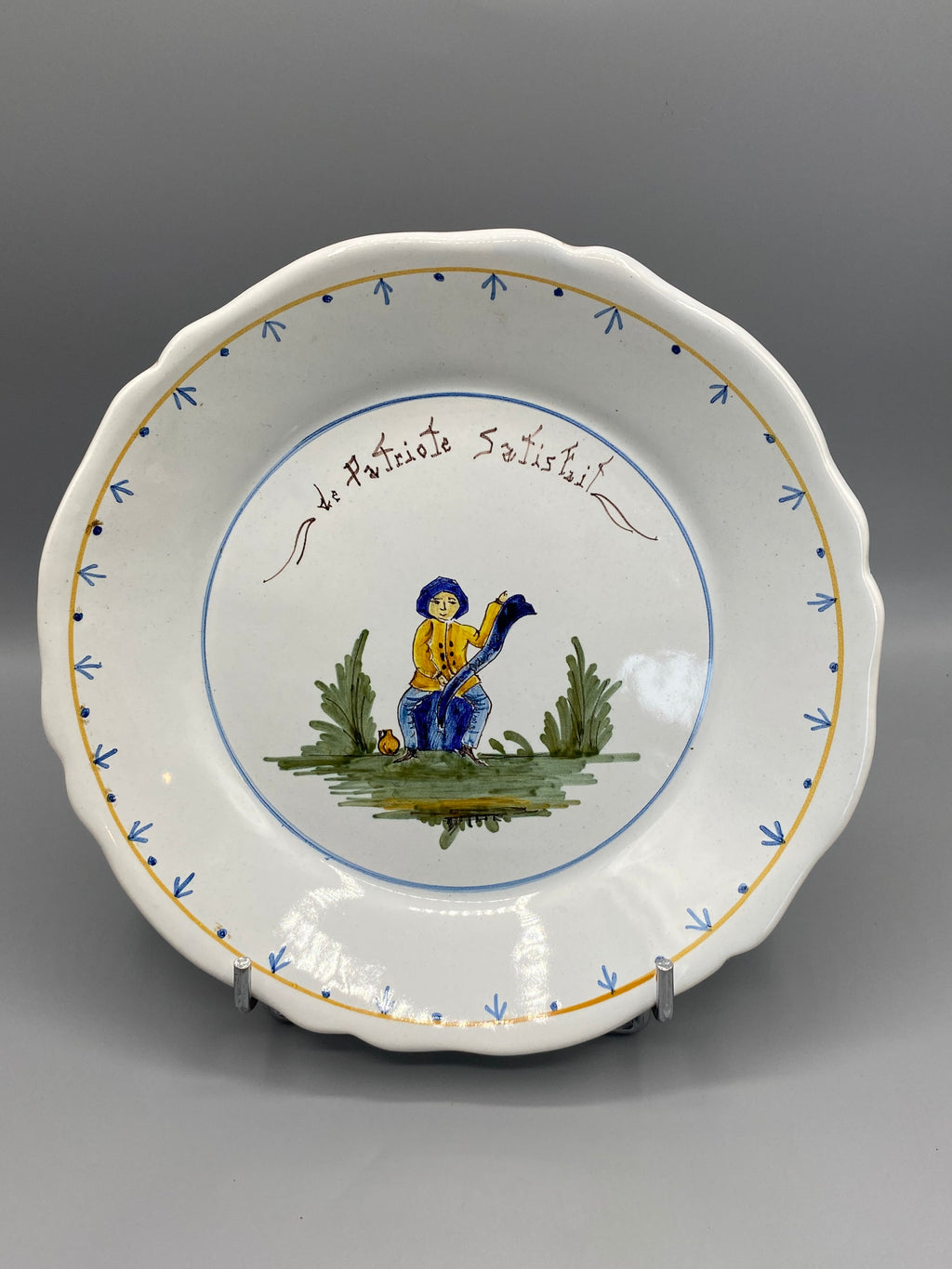 Assiette parlante faïence Nevers Le Patriote Satisfait, vue de face
