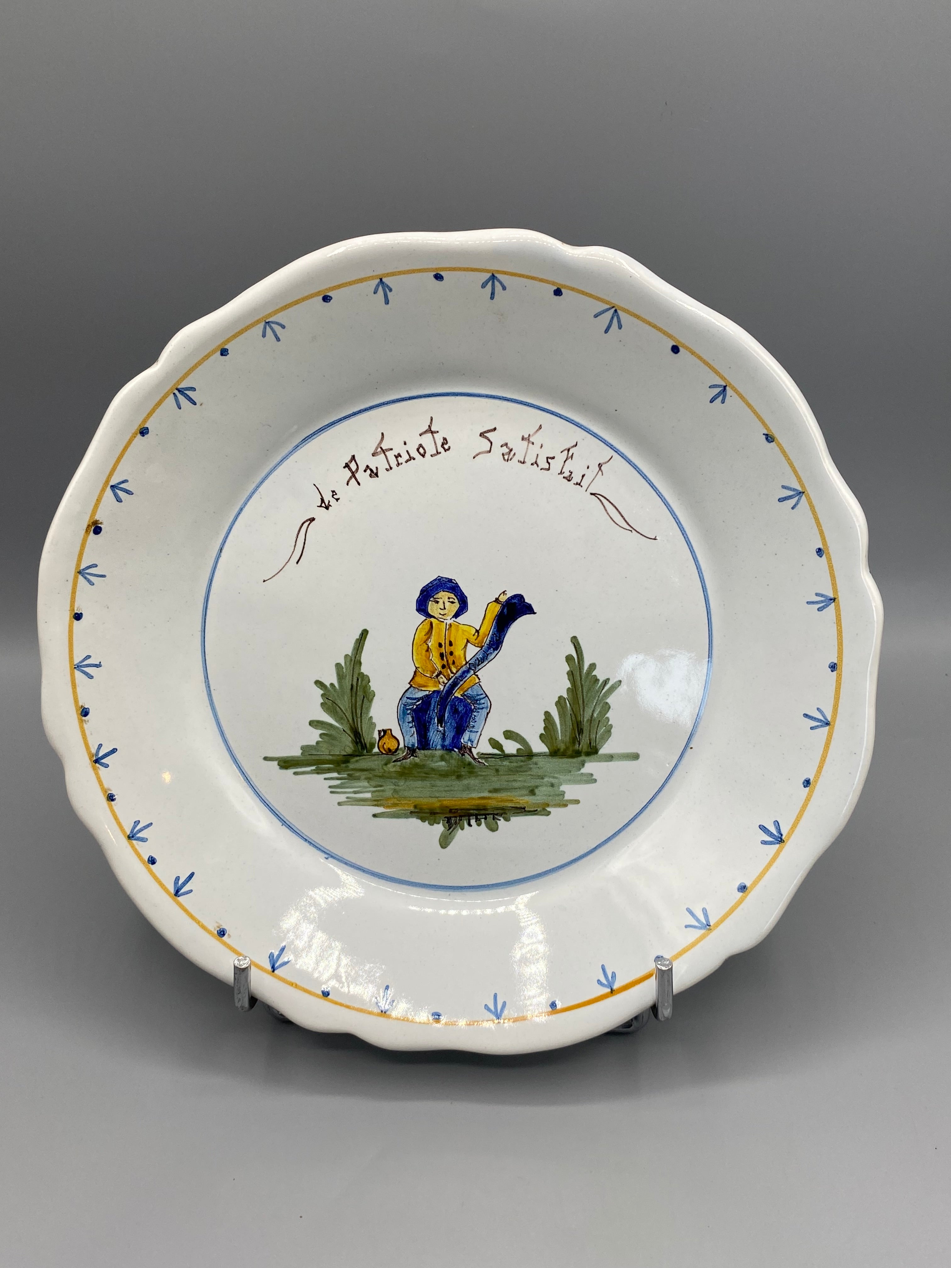 Assiette parlante faïence Nevers Le Patriote Satisfait, vue de face