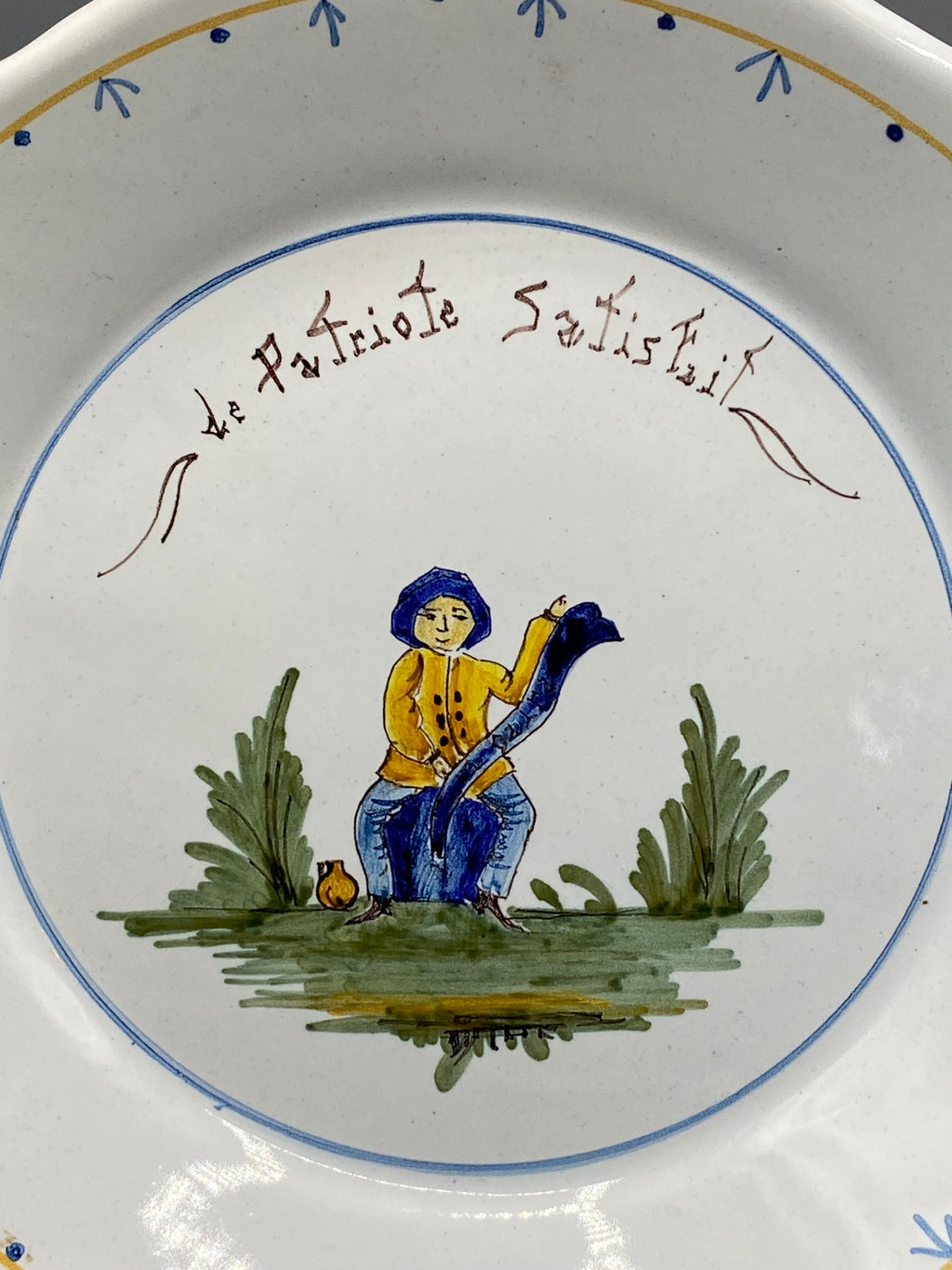 Assiette Nevers Le Patriote Satisfait, détail sans-culotte et inscription calligraphiée