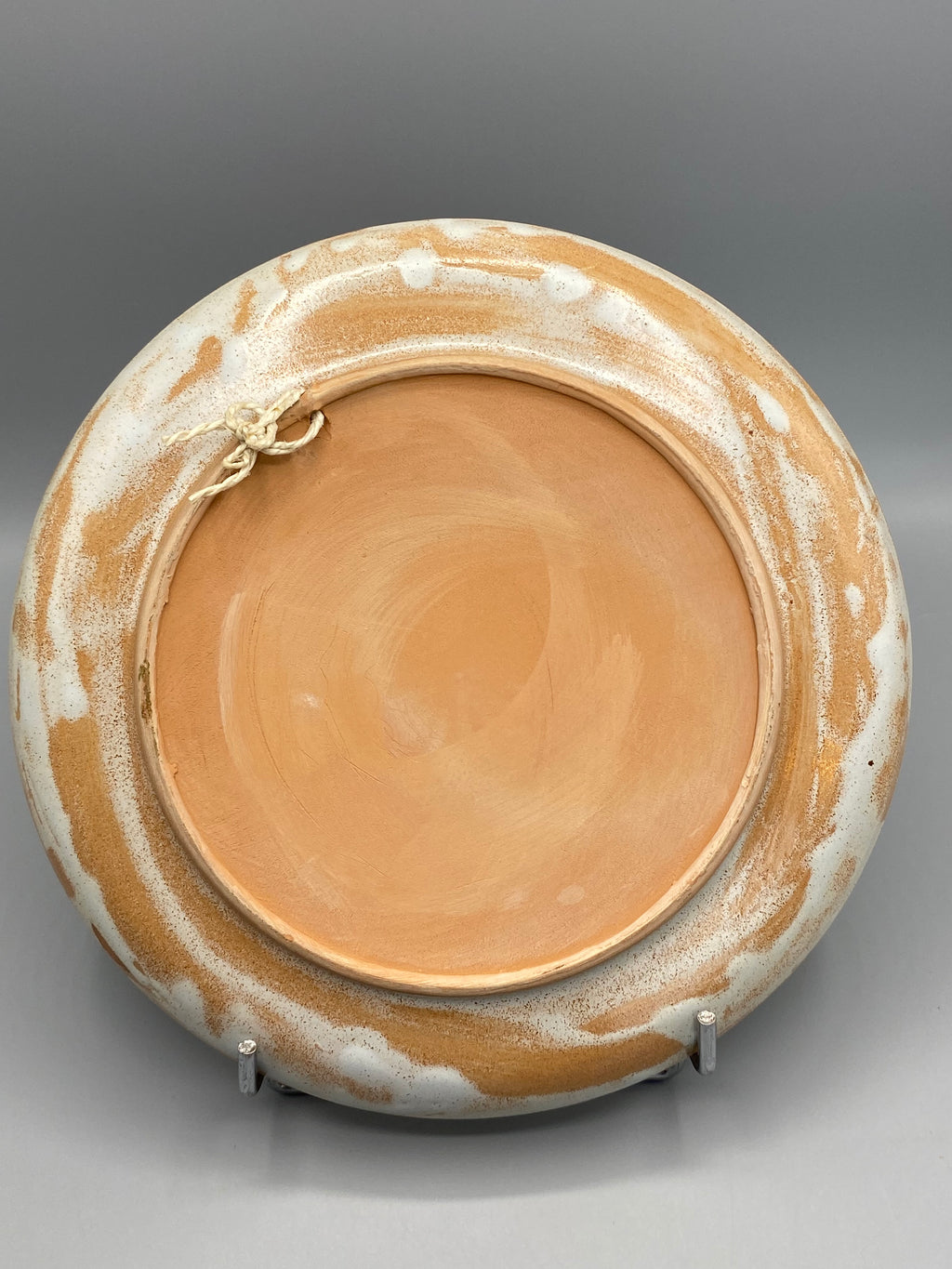 Assiette céramique C. Mauri – revers terre cuite non émaillé