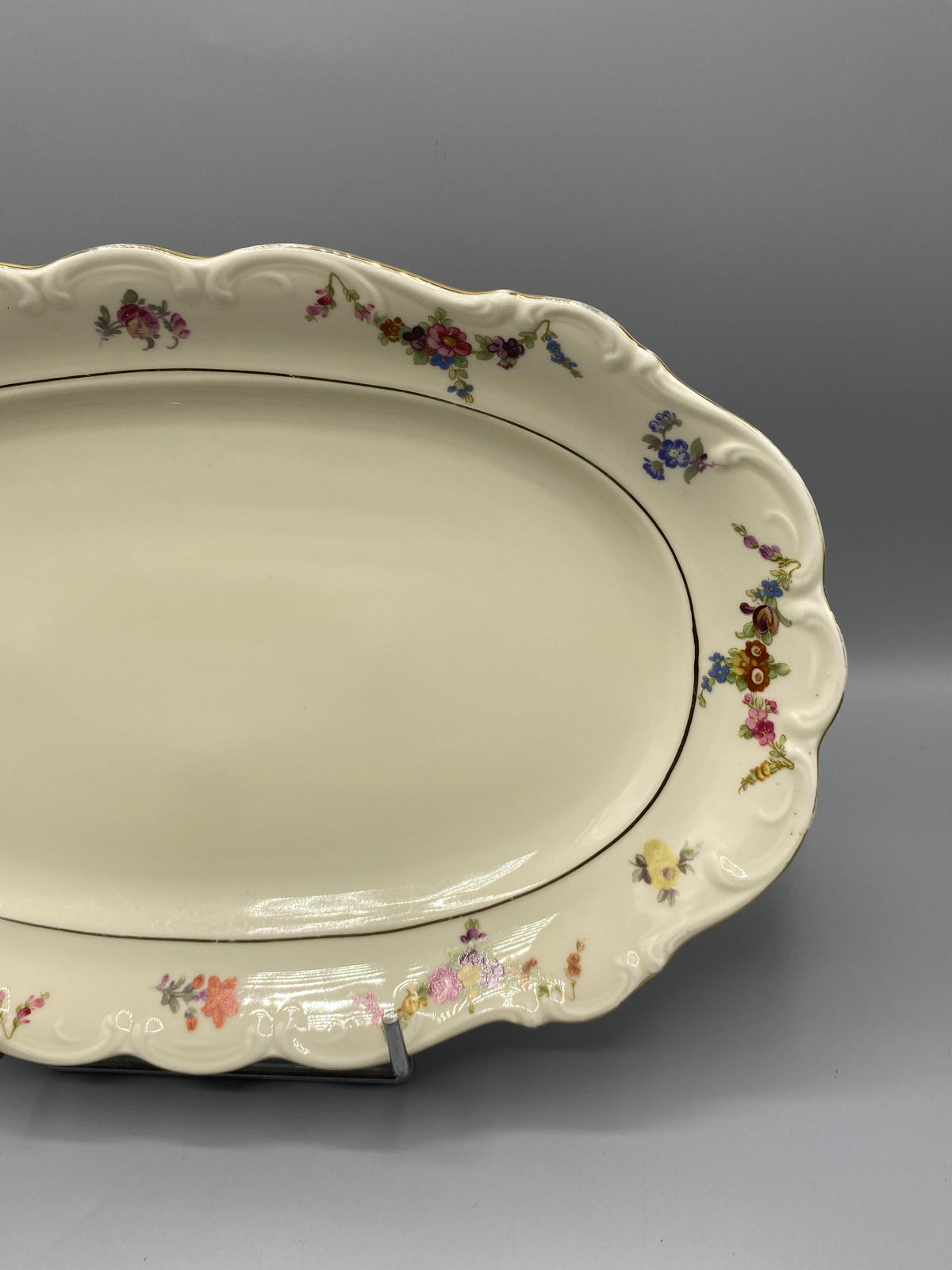 Grand plat Schumann Arzberg – détail de la bordure et bouquets floraux