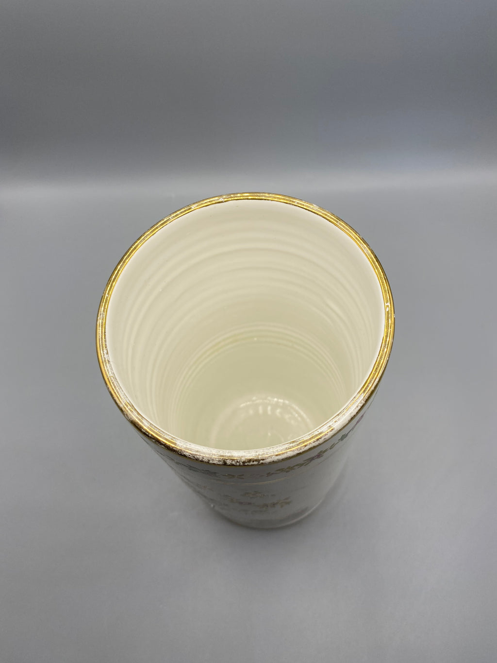 Vase rouleau porcelaine Kinoys Rhodes, décor paons et fleurs, or 24 carats, face 2