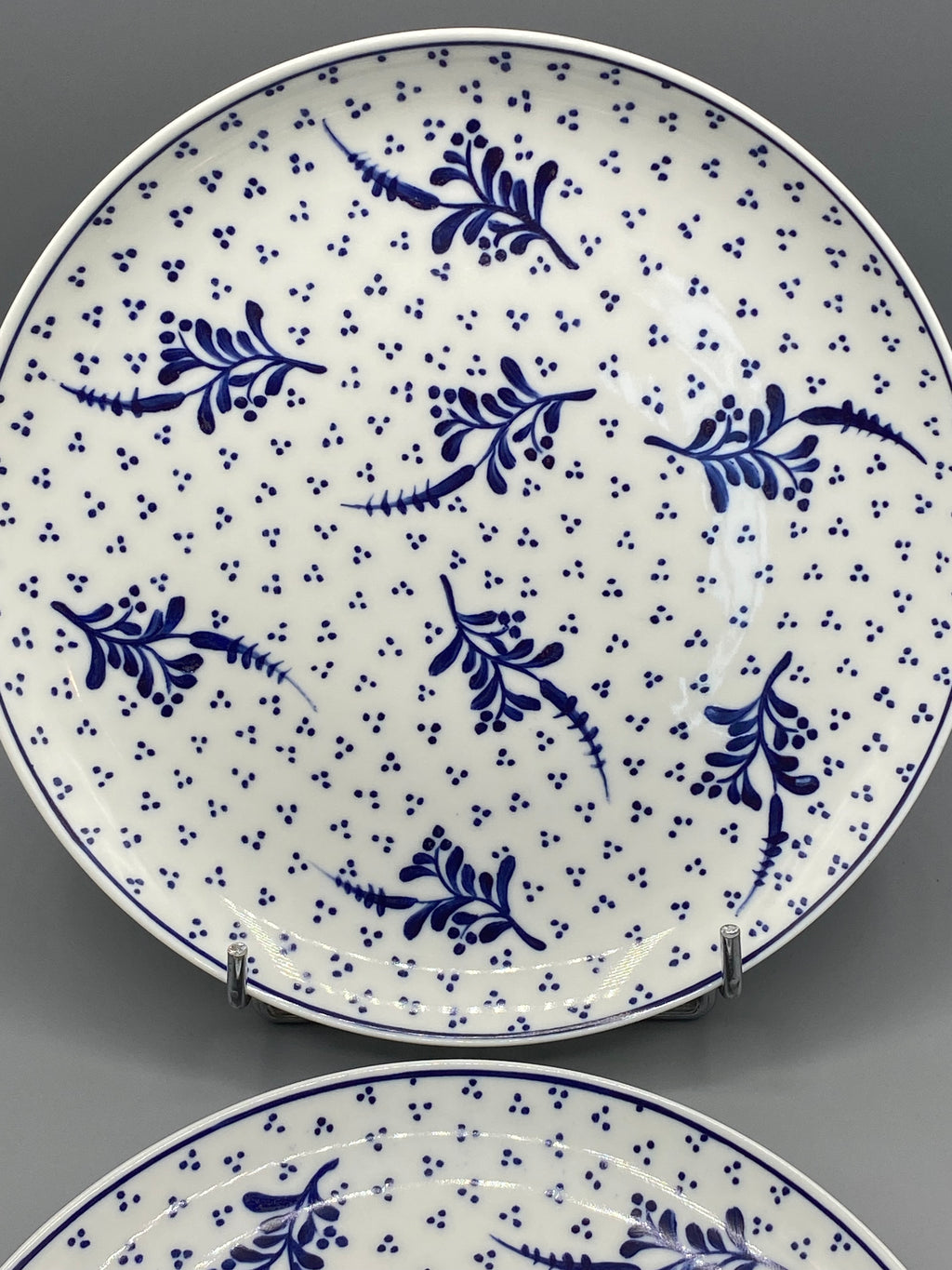 Détail décor bleu brindilles et points, assiette porcelaine