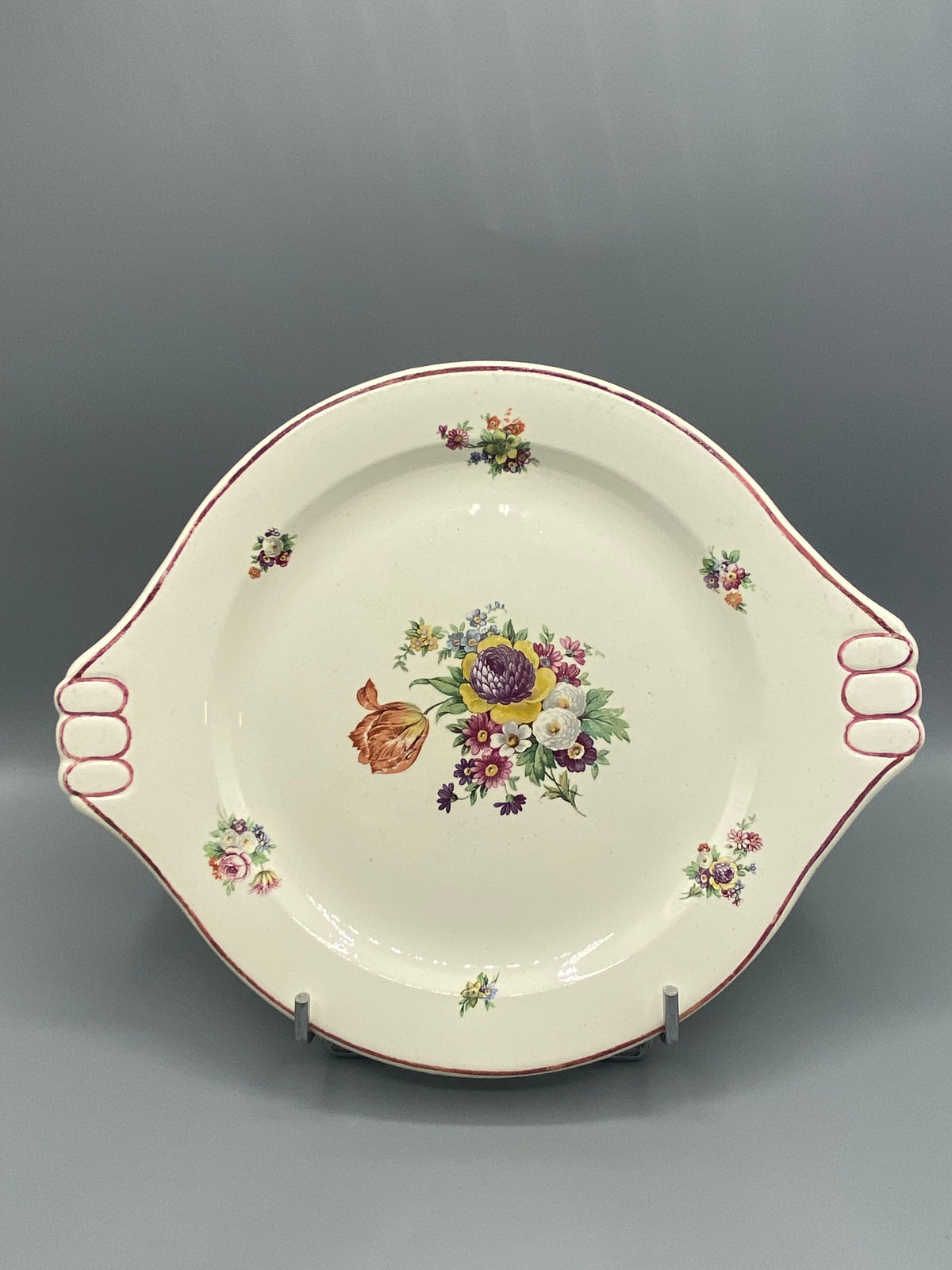 Plat à oreilles faïence Charbonnier Salins, décor floral polychrome, vue de face