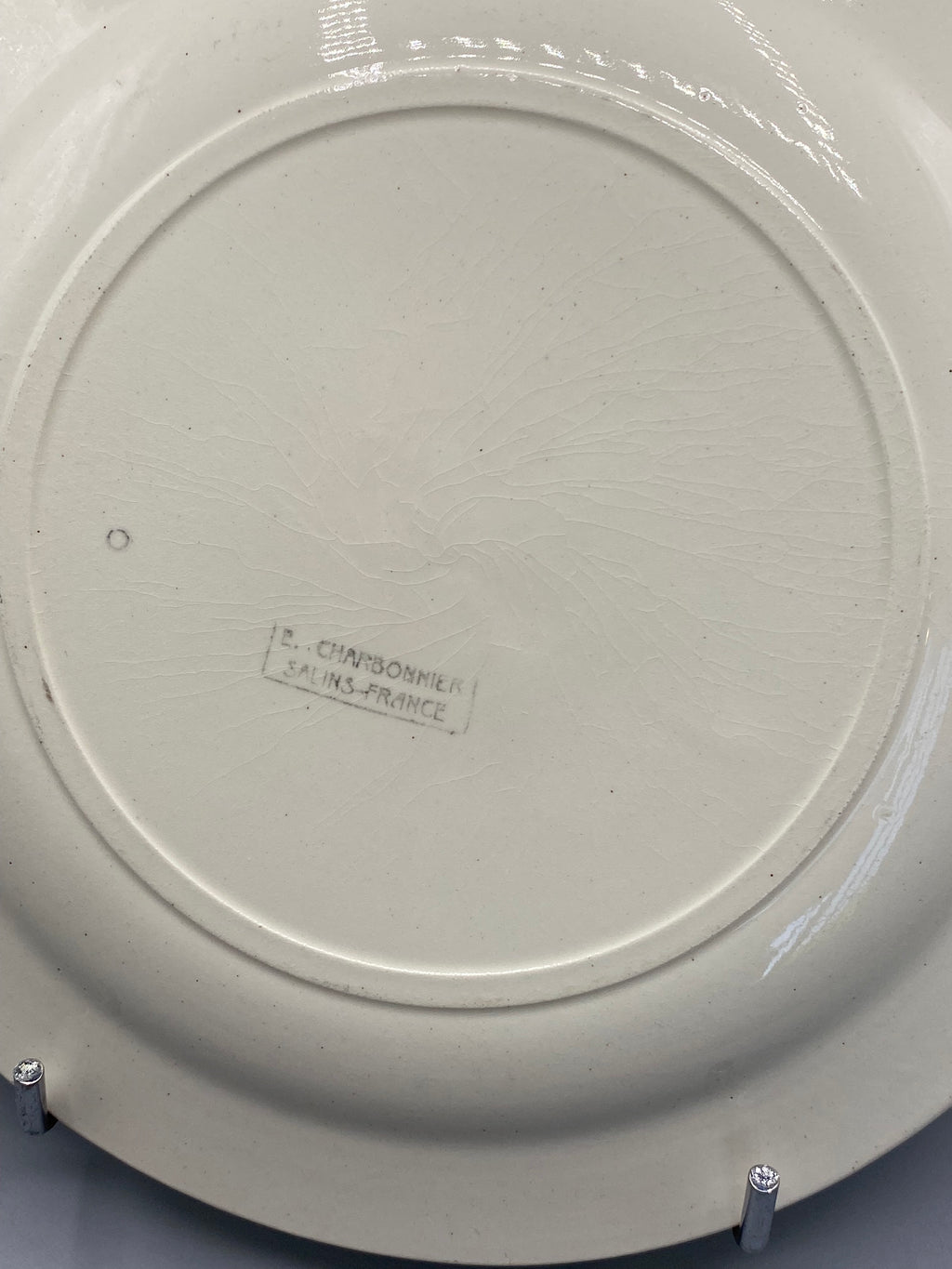 Revers du plat, cachet B. Charbonnier Salins-France