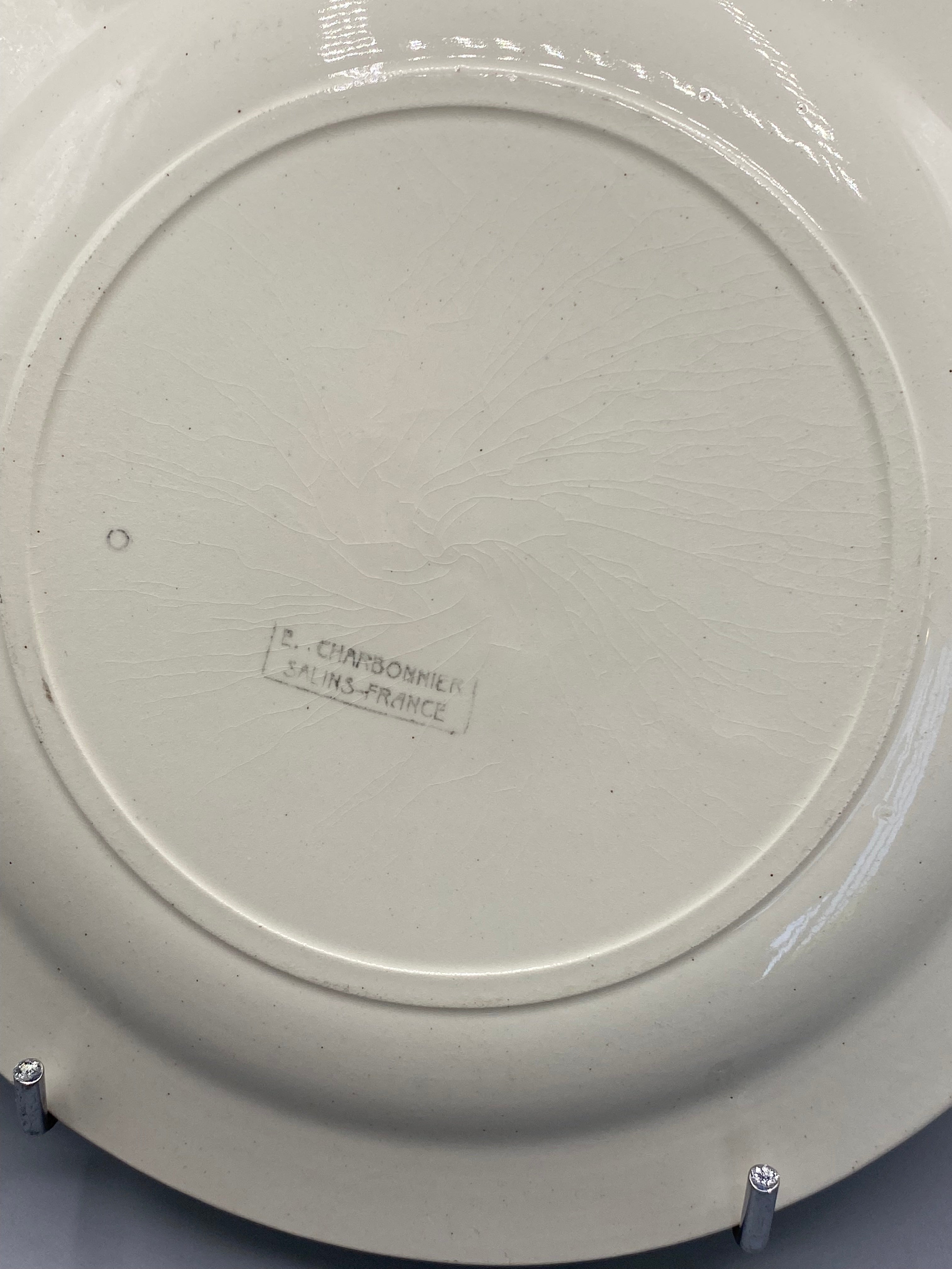 Revers du plat, cachet B. Charbonnier Salins-France