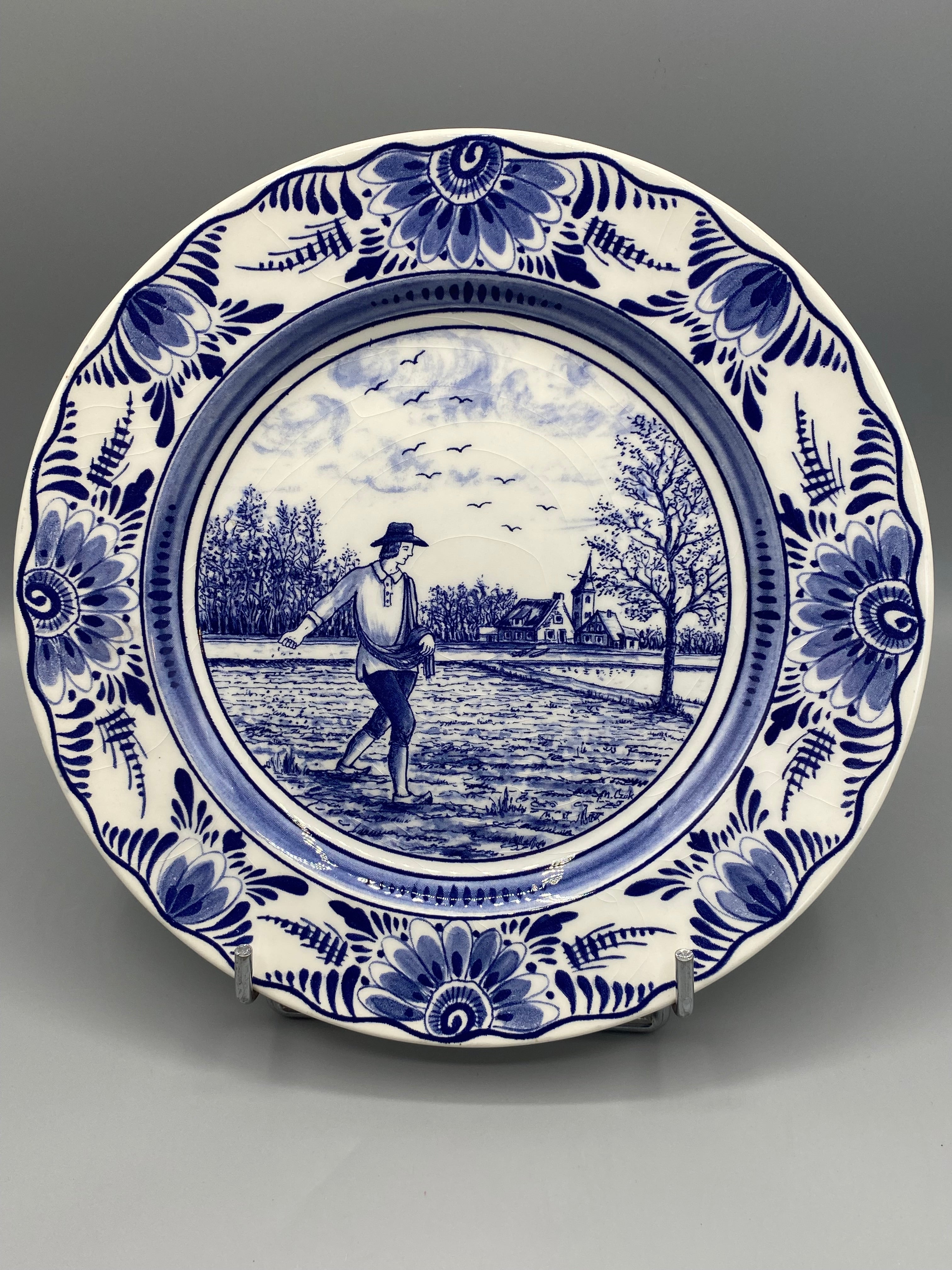 Assiette décorative Delft bleu, scène du semeur dans un paysage de polders, vue de face