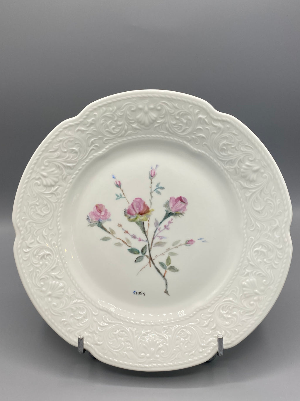 Assiette porcelaine Limoges blanche, bouquet de roses peint à la main, signé Chris, vue de face