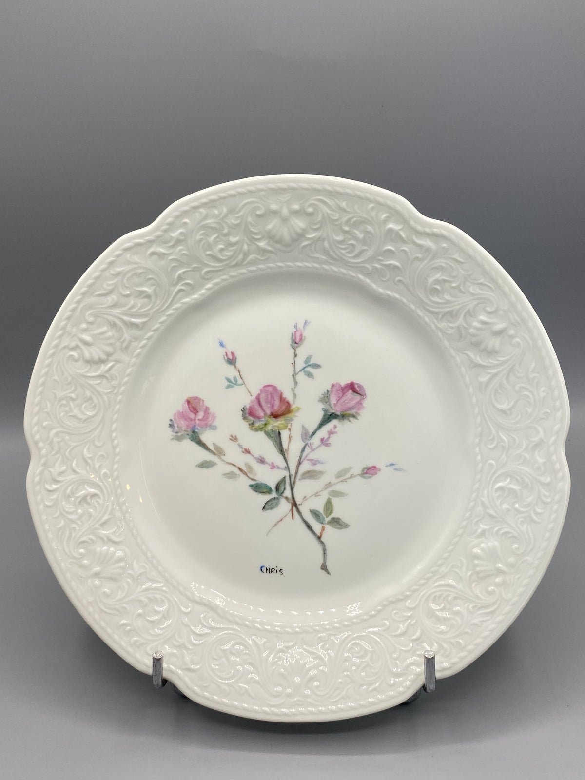 Assiette porcelaine Limoges blanche, bouquet de roses peint à la main, signé Chris, vue de face