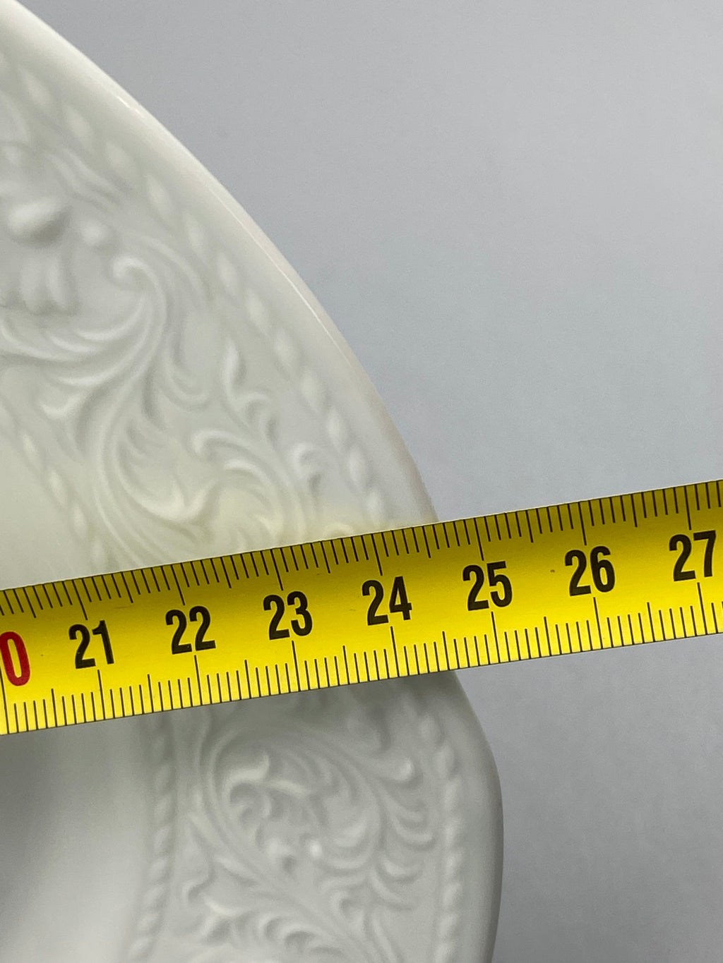 Diamètre 26 cm, assiette porcelaine Limoges aile en relief