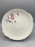 Plat creux porcelaine festonné, décor chrysanthèmes mauves et feuillage gris, filet or, vue de face