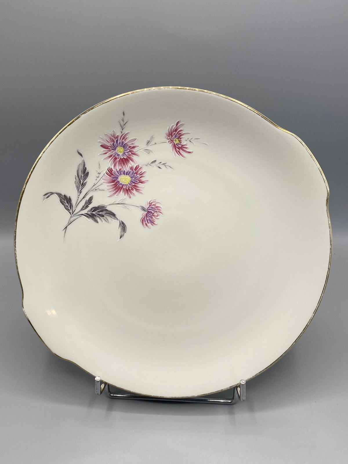 Plat creux porcelaine festonné, décor chrysanthèmes mauves et feuillage gris, filet or, vue de face
