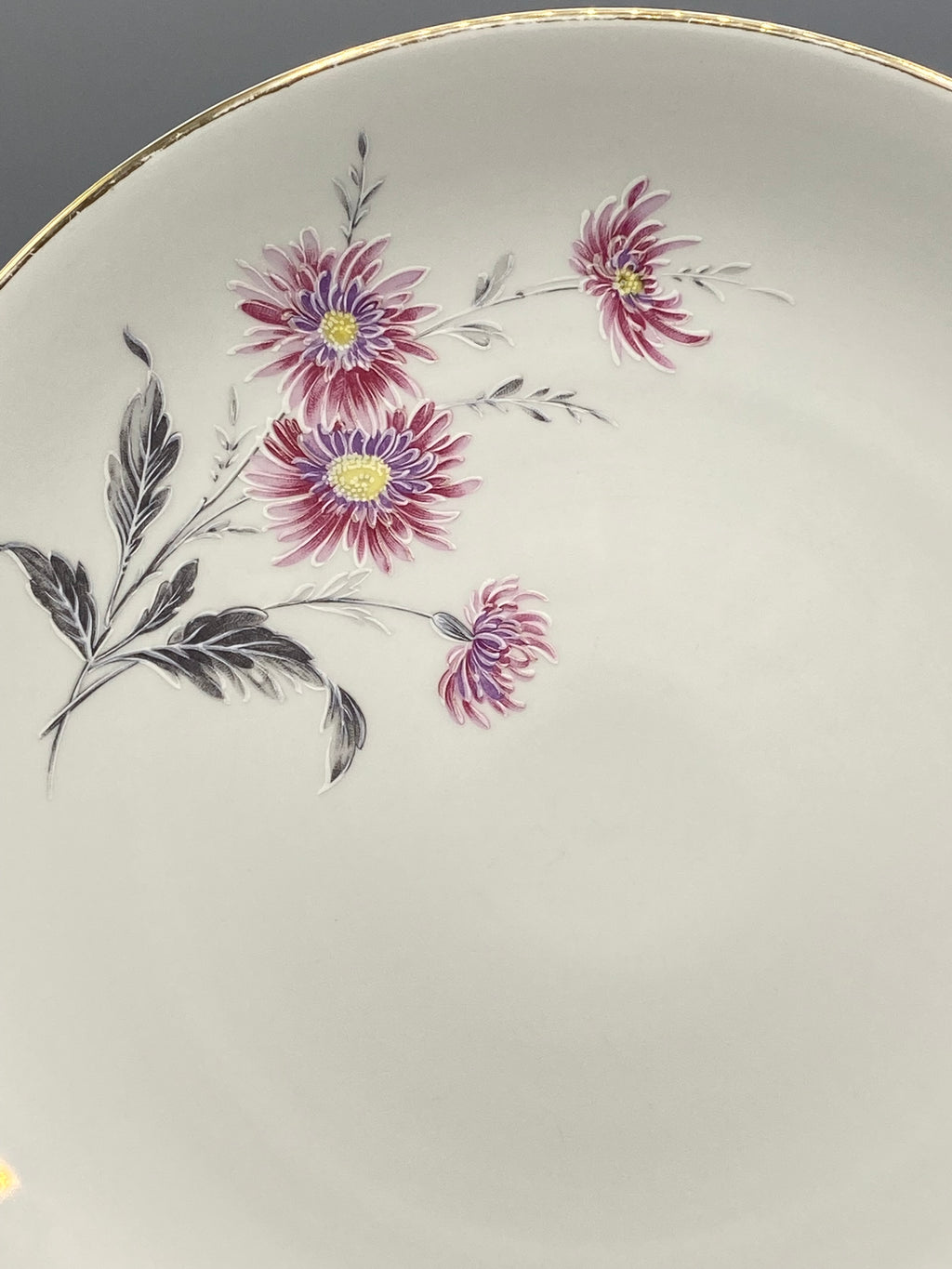 Détail décor chrysanthèmes mauves pétales finement détaillés, feuillage gris graphite