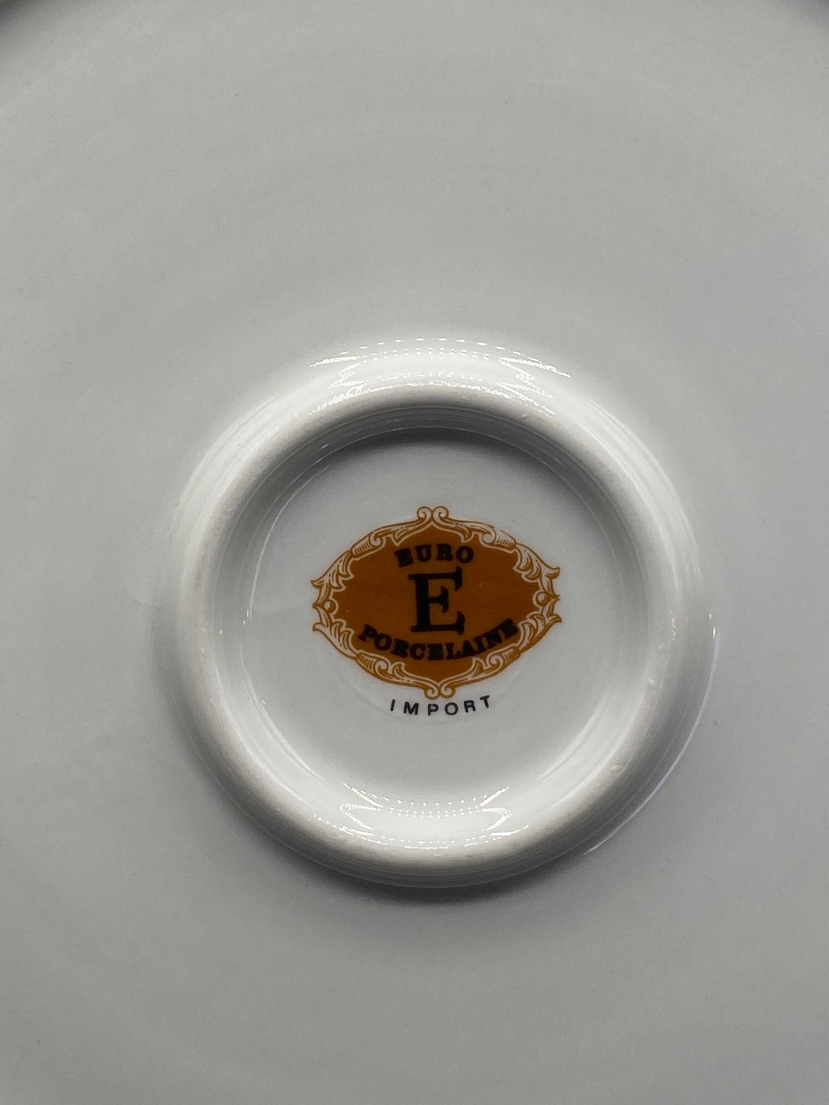 Revers du plat, cachet doré Euro Porcelaine Import