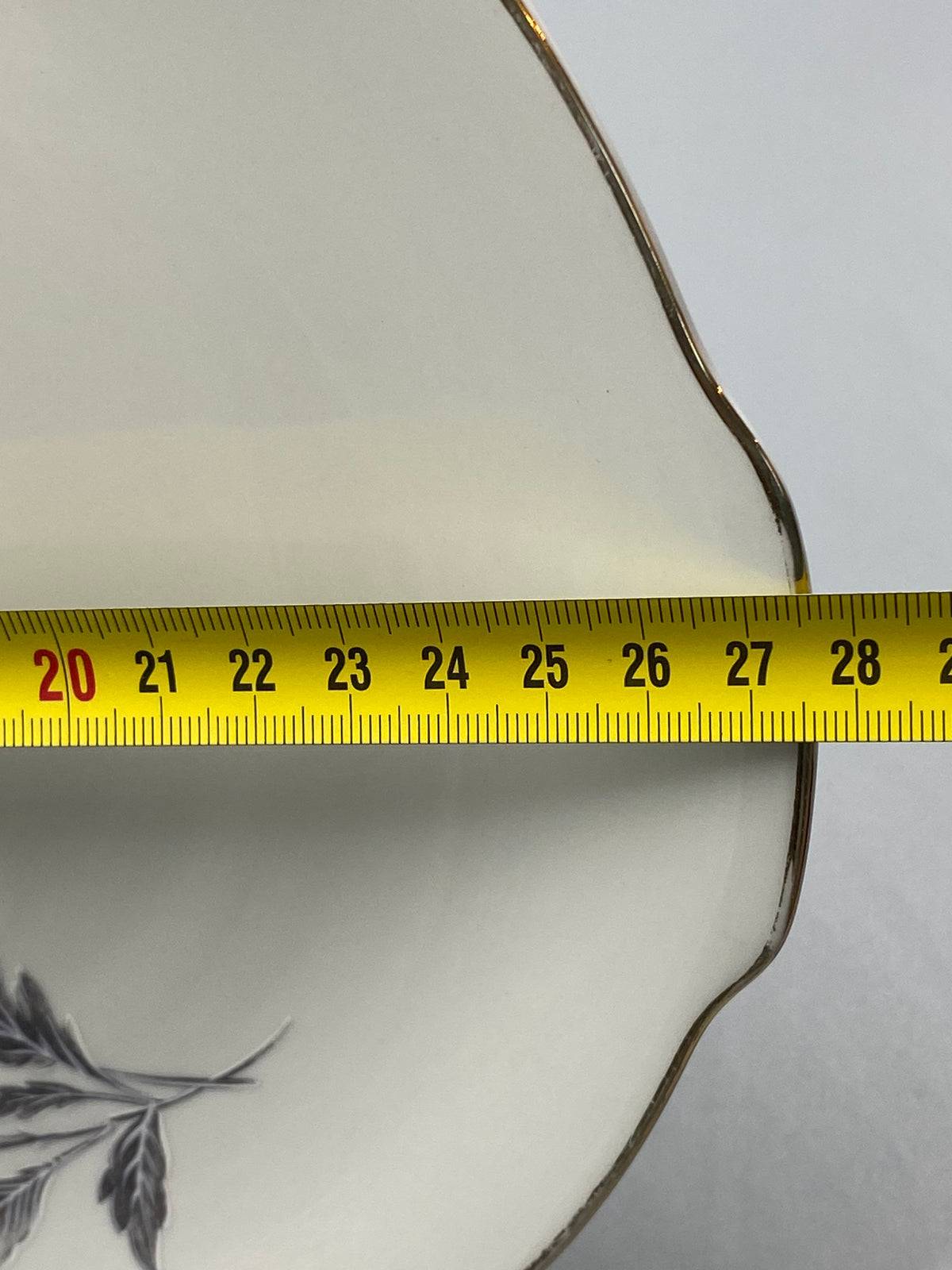 Diamètre 28 cm, plat porcelaine festonné filet or
