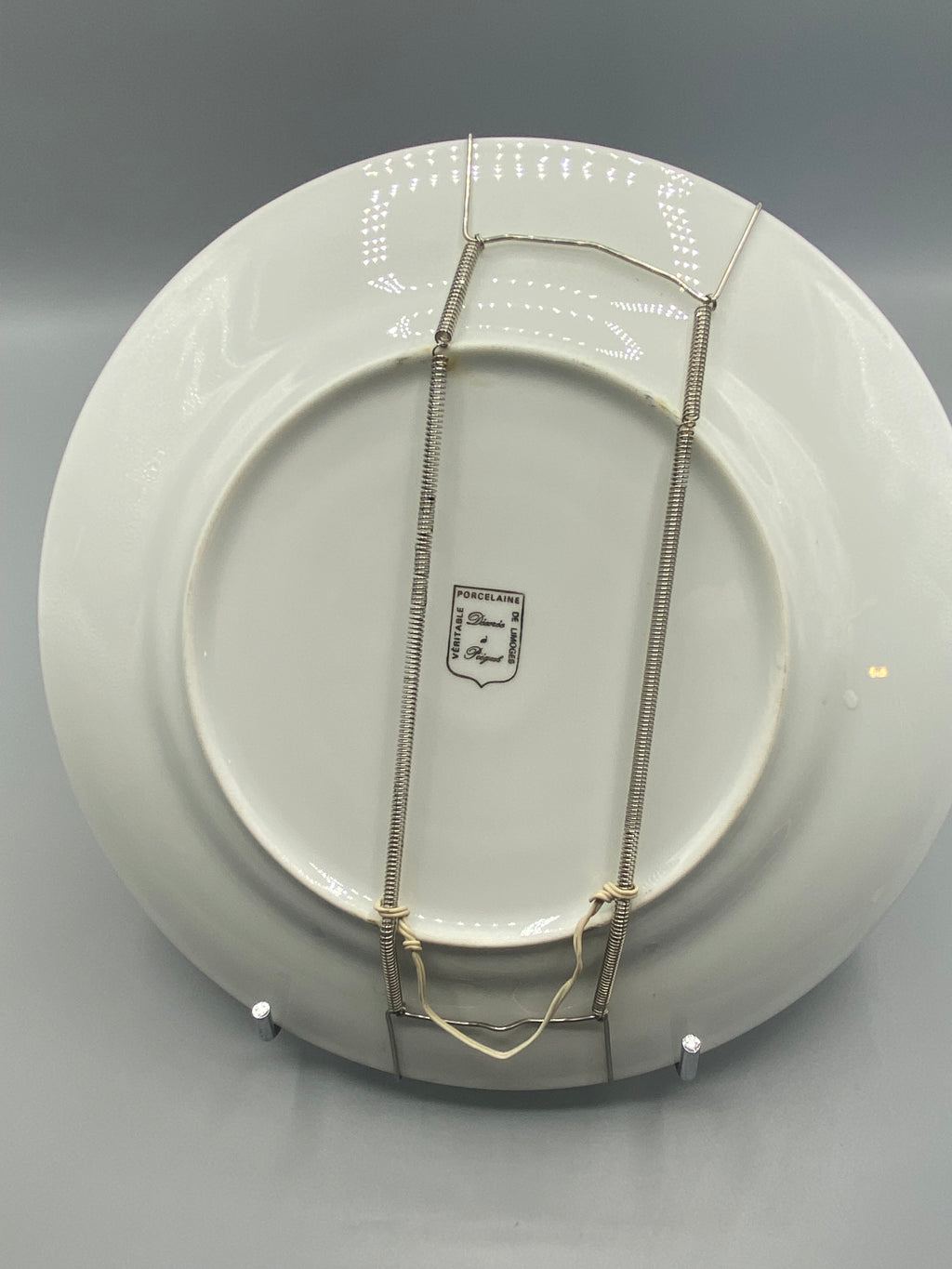 Revers assiette, cachet en écu Véritable Porcelaine de Limoges Décorée à Pégut