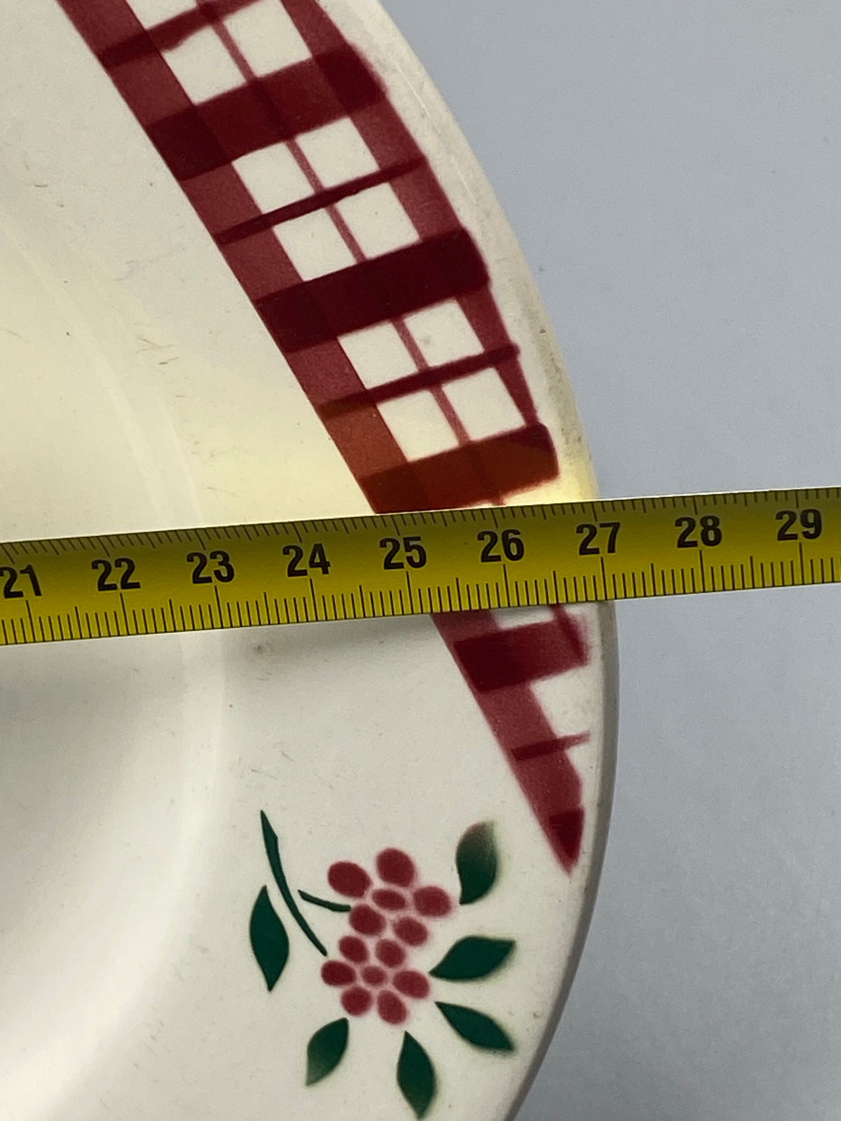 Diamètre 28 cm, plat faïence Digoin Sarreguemines décor vichy bordeaux