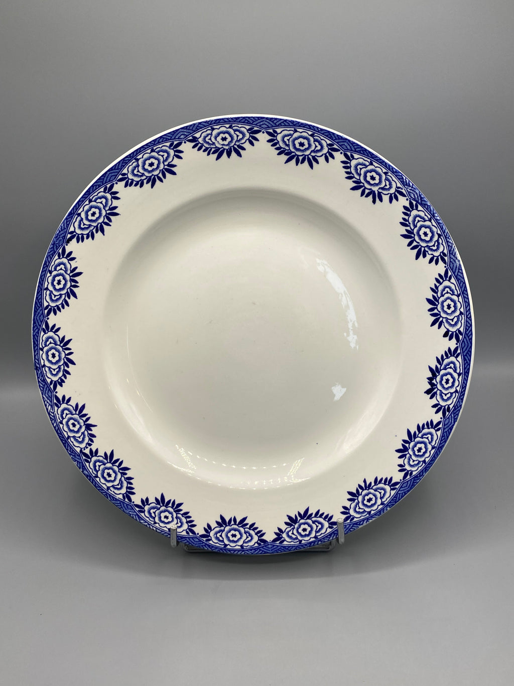 Assiette creuse faïence Sarreguemines décor Capri roses bleu cobalt, vue de face