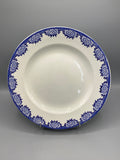 Assiette creuse faïence Sarreguemines décor Capri roses bleu cobalt, vue de face