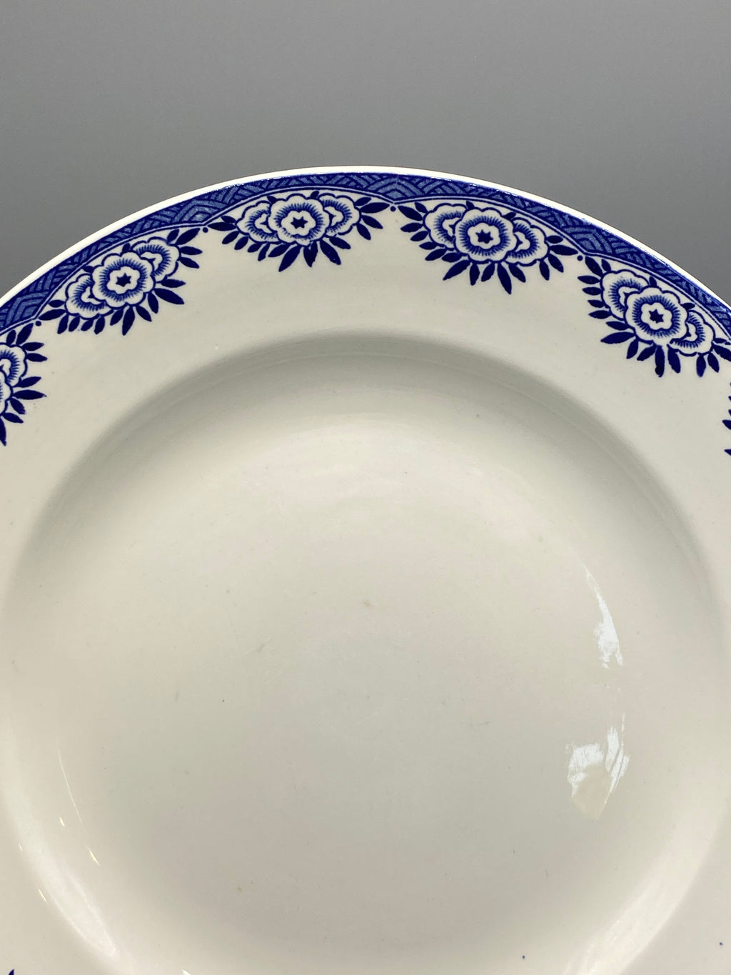 Détail frise roses bleu cobalt et feuillage, décor Capri Sarreguemines