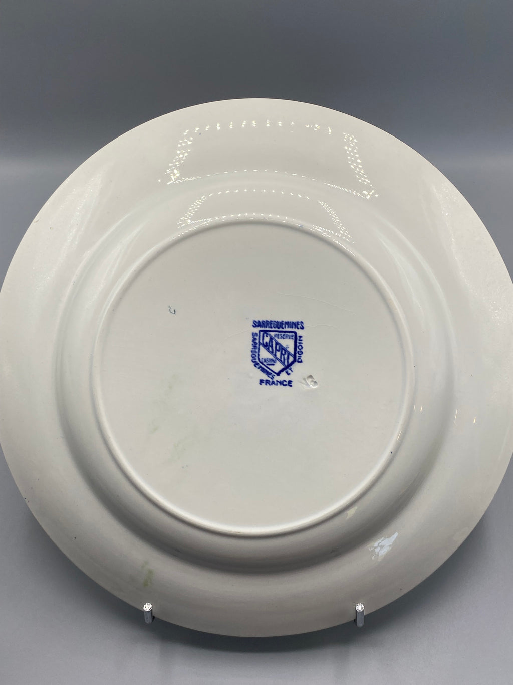Revers assiette, cachet en écu bleu Sarreguemines Capri France