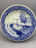 Grand plat décoratif Delfts Boch Belgium, paysage de polder avec pont-levis et barque, vue de face