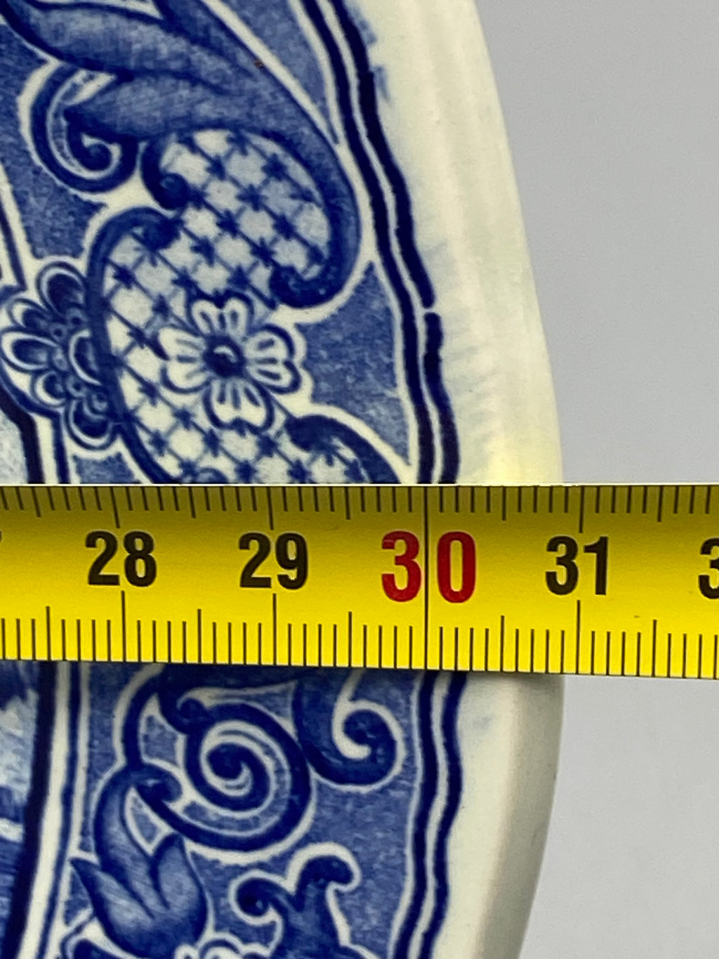 Détail frise Delft classique à rinceaux et treillis, aile du plat