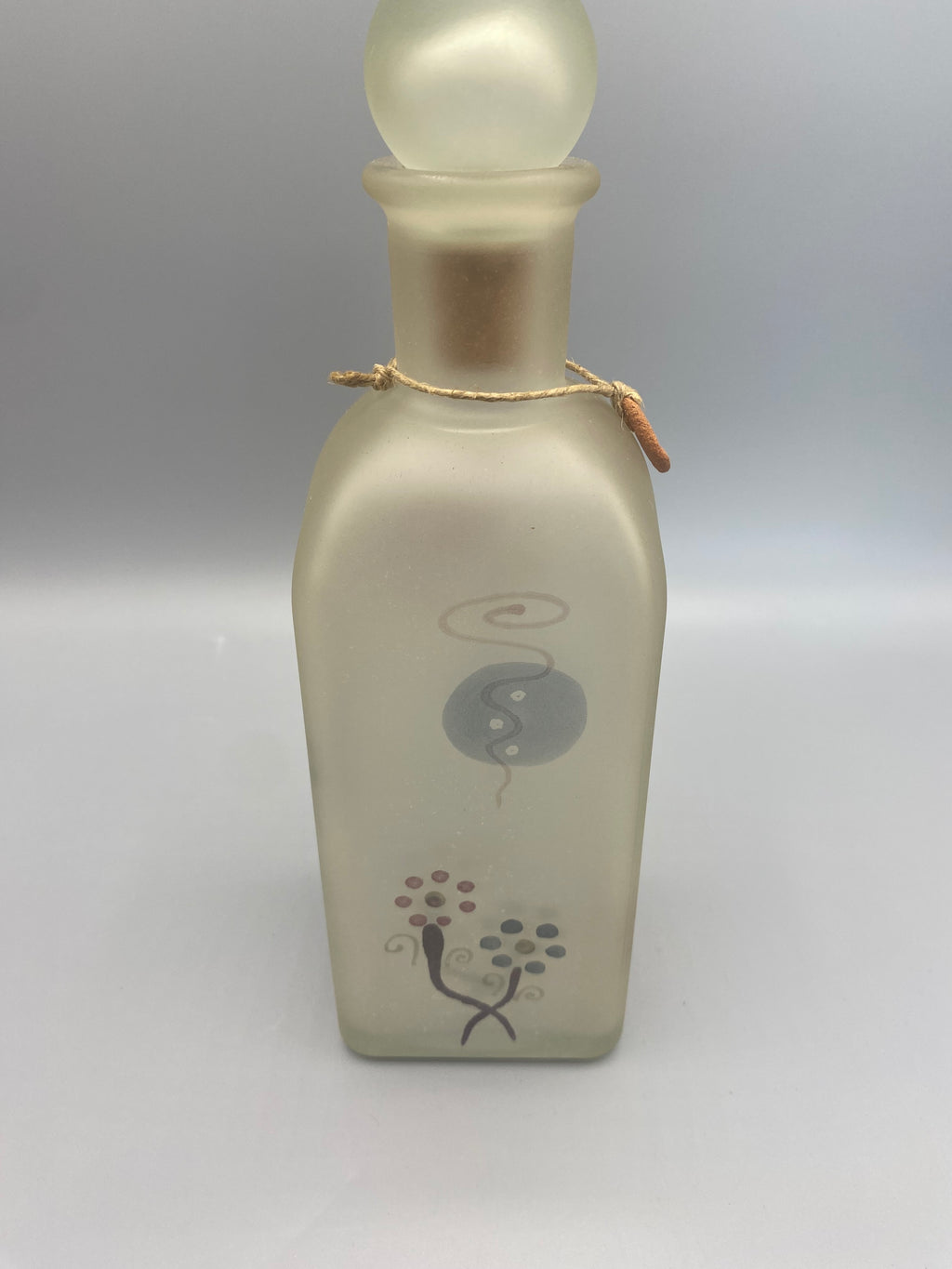 Quatrième face, motifs floraux et médaillon gris sur verre satiné