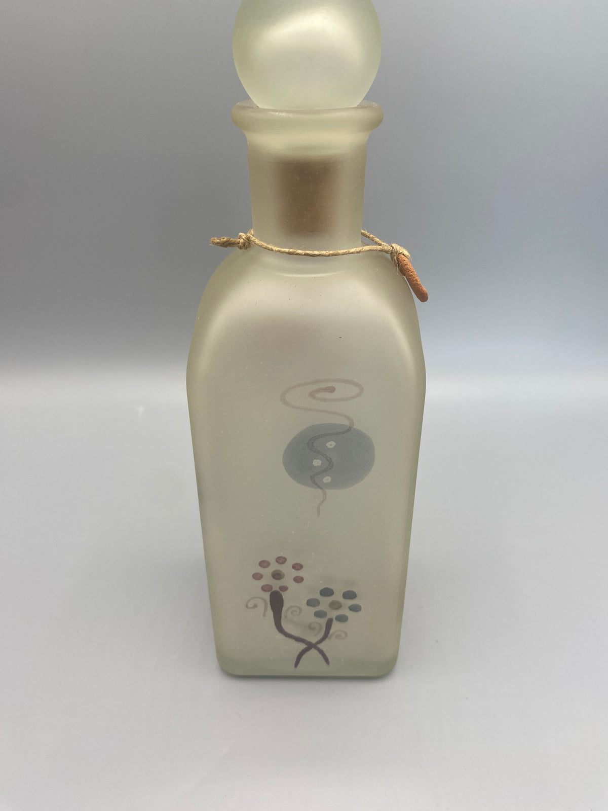 Quatrième face, motifs floraux et médaillon gris sur verre satiné