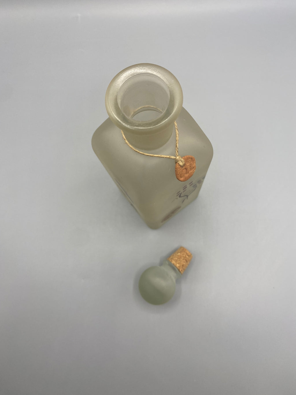 Vue du dessus, col large et bouchon sphérique en verre dépoli à base liège doré