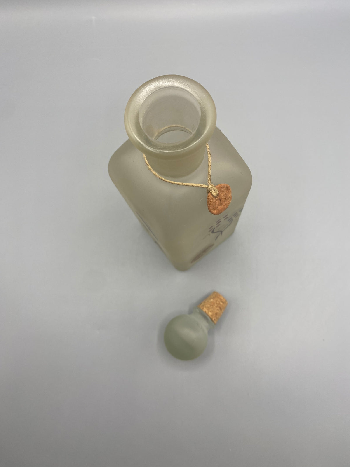Vue du dessus, col large et bouchon sphérique en verre dépoli à base liège doré