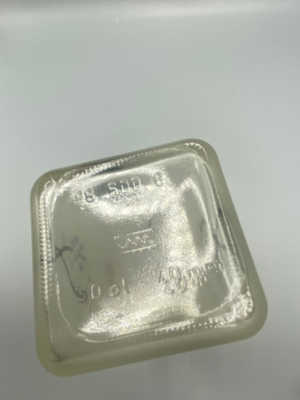 Fond du flacon, inscription moulée 50 cl et code fabricant