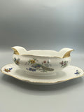 Saucière porcelaine Limoges Charles Field Haviland GDA, décor paon et fleurs polychromes, vue de face avec présentoir