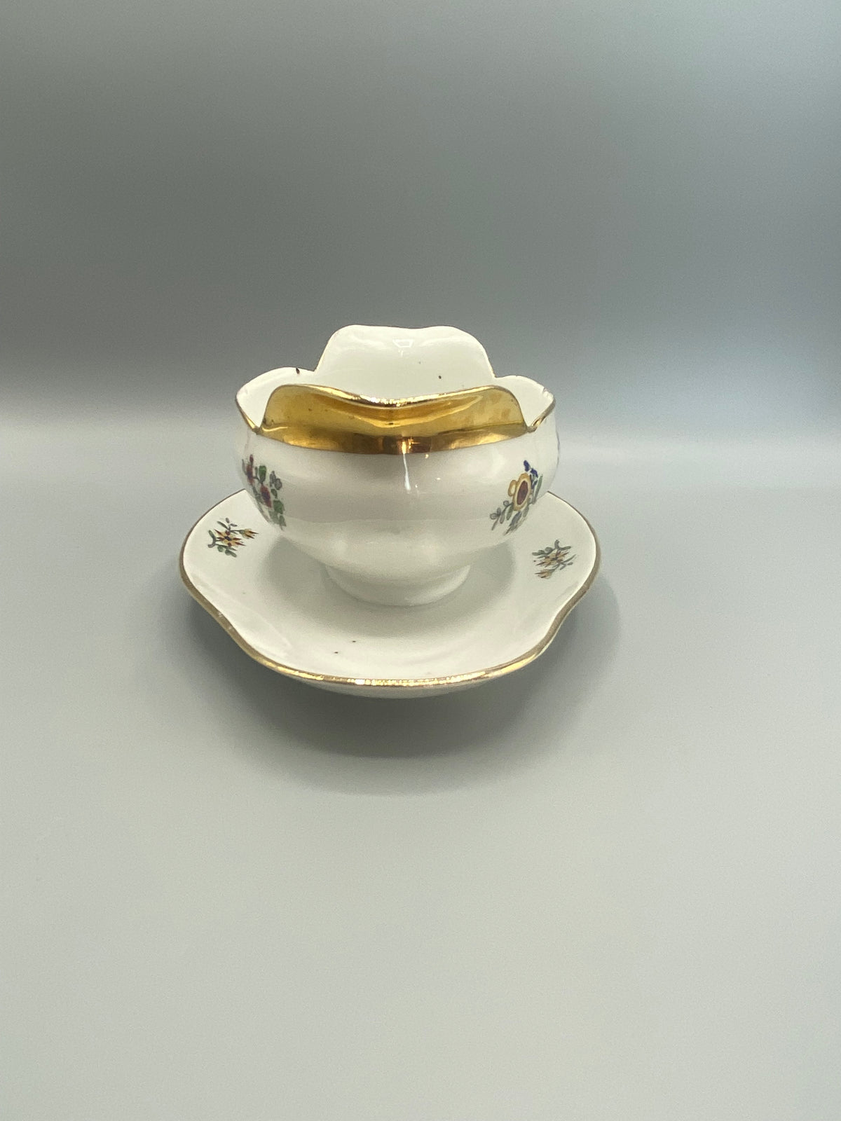 Saucière vue de dos, intérieur doré et bord festonné filet or