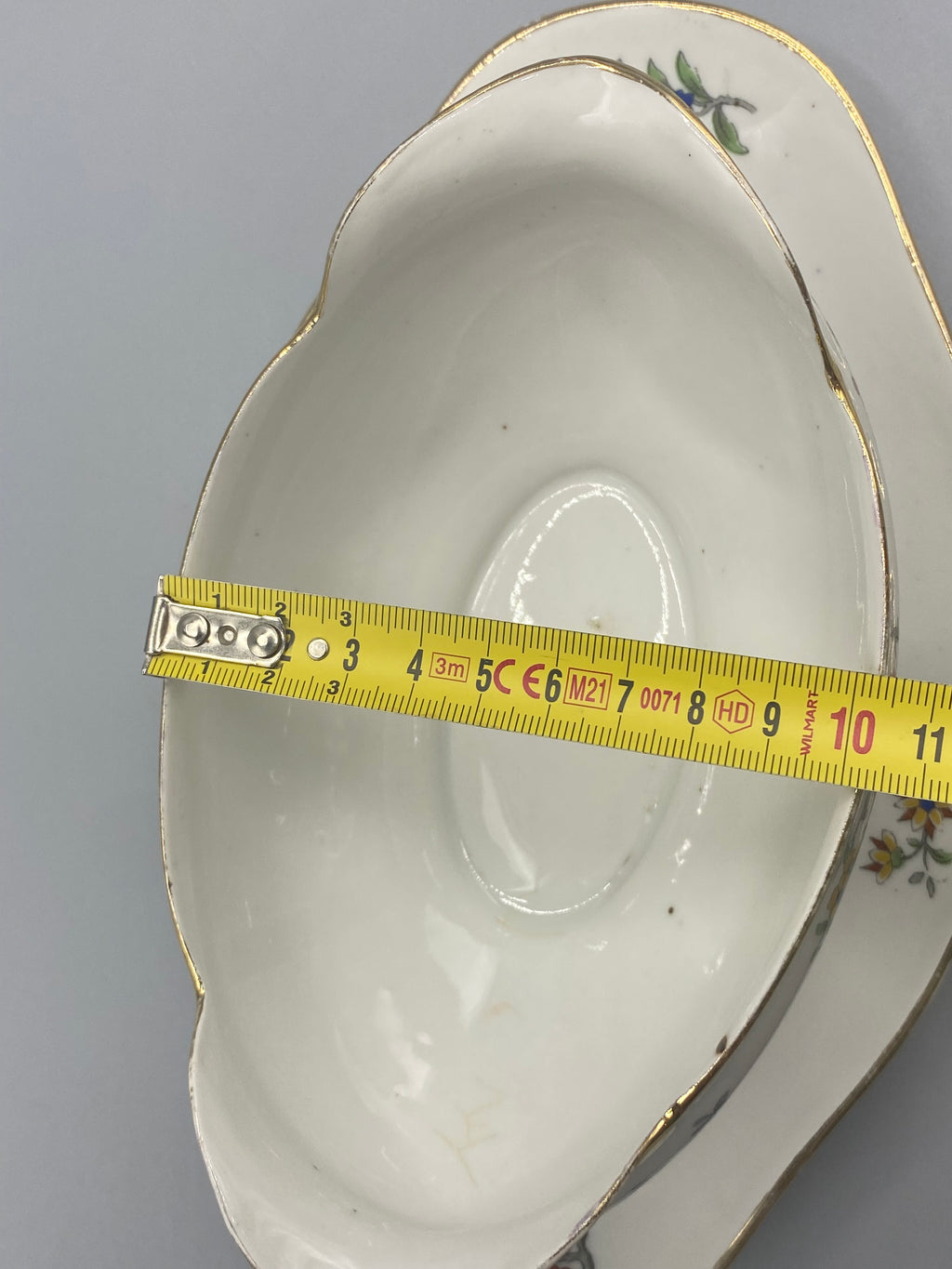 Vue intérieure saucière, largeur 10 cm, fond doré et porcelaine translucide