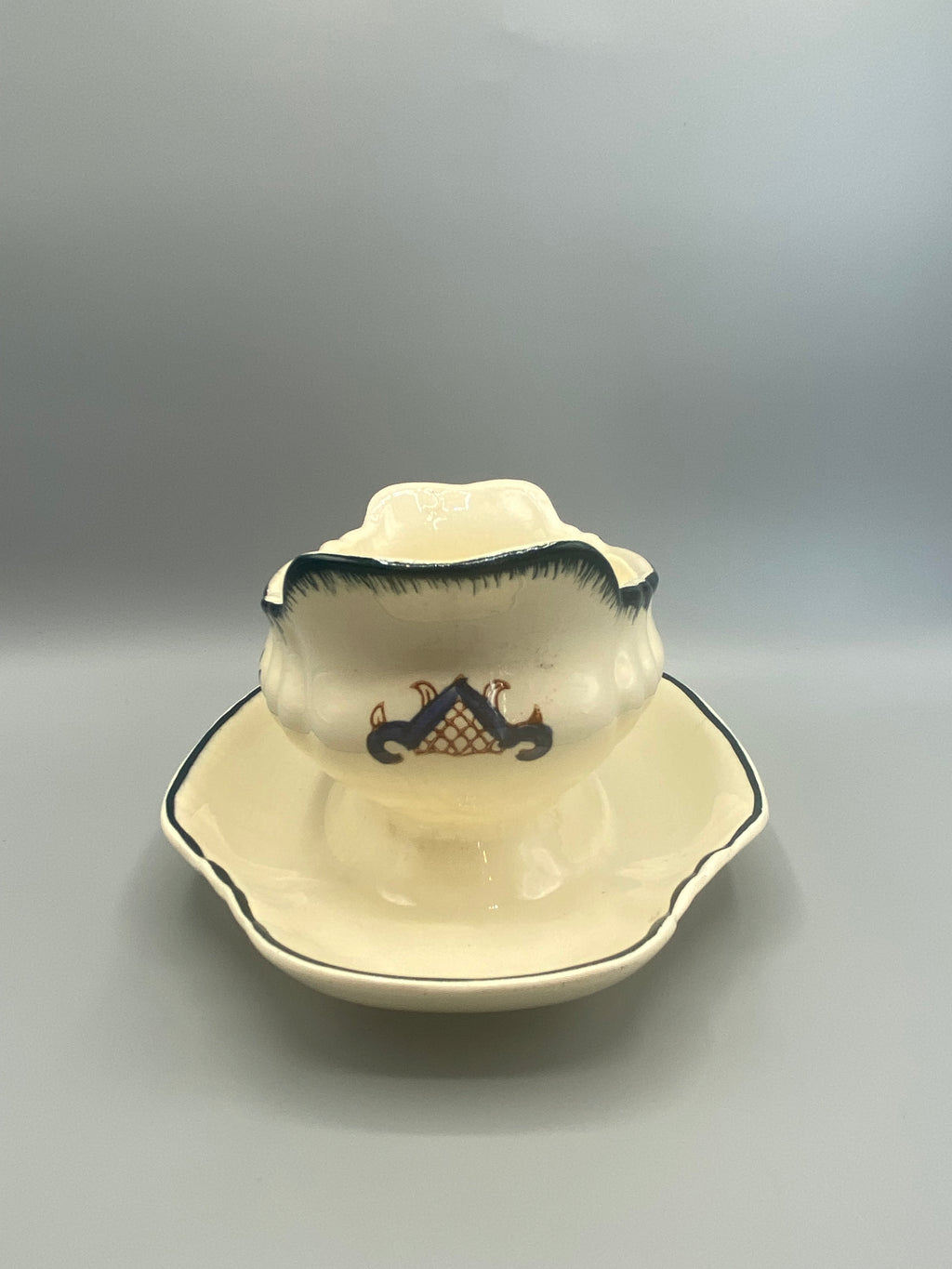 Saucière Longwy, face dos avec cartouche héraldique brun et beige