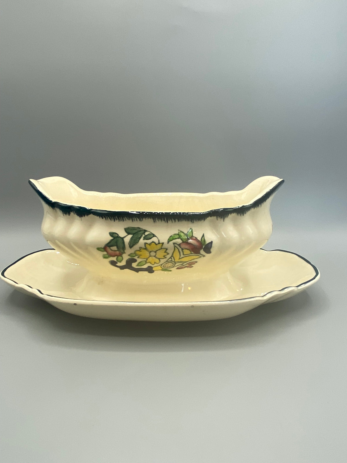 Saucière Longwy, deuxième face, décor floral bouquet jaune et vert